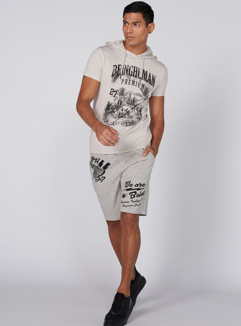 شورت بخصر مطّاطي وطبعات بيينج هيومان-men-clothing-bottoms-shorts-image-1