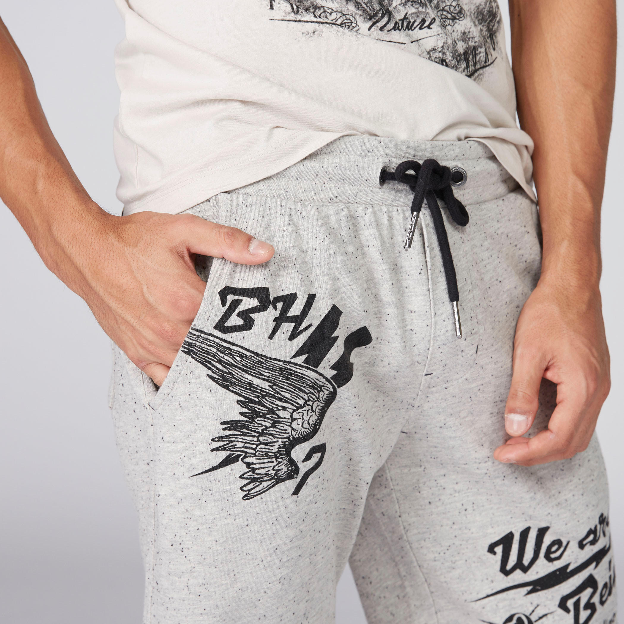 شورت بخصر مطّاطي وطبعات بيينج هيومان-men-clothing-bottoms-shorts-image-2