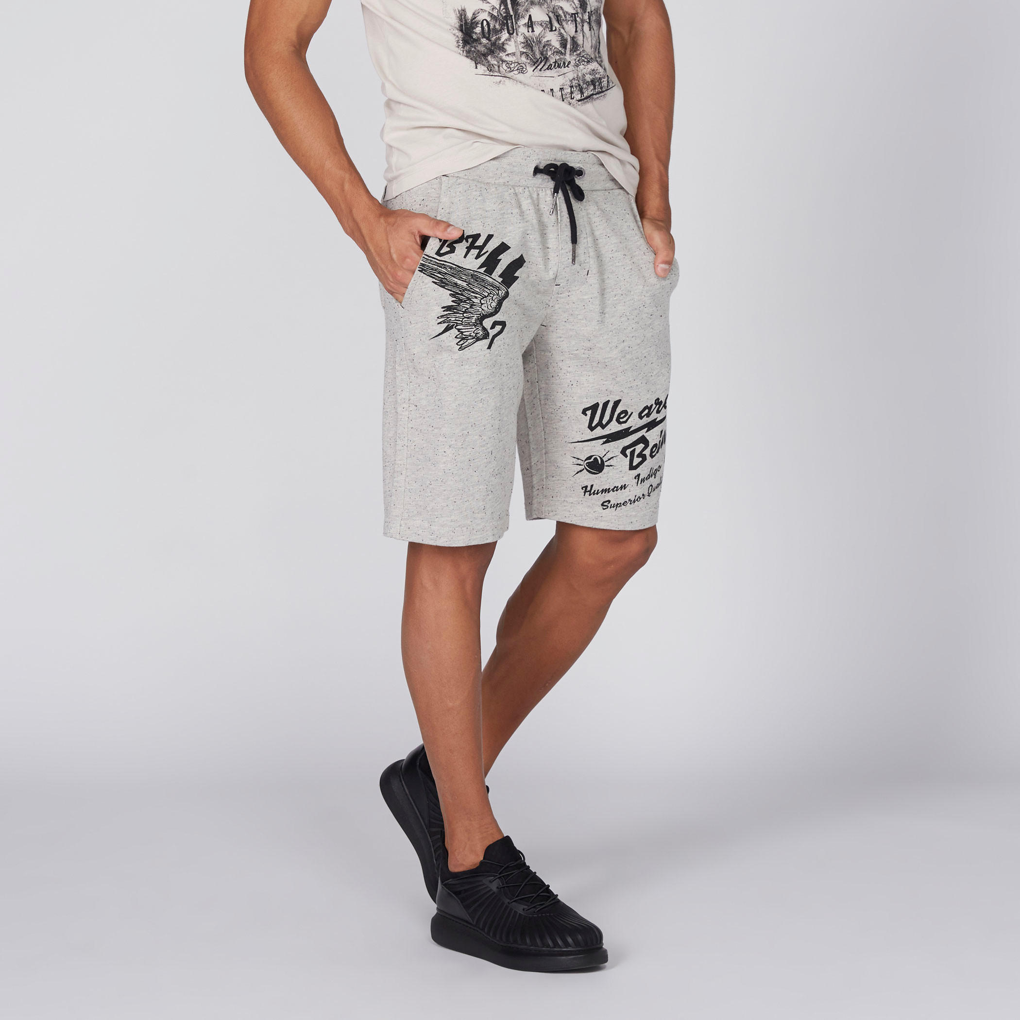 شورت بخصر مطّاطي وطبعات بيينج هيومان-men-clothing-bottoms-shorts-image-3