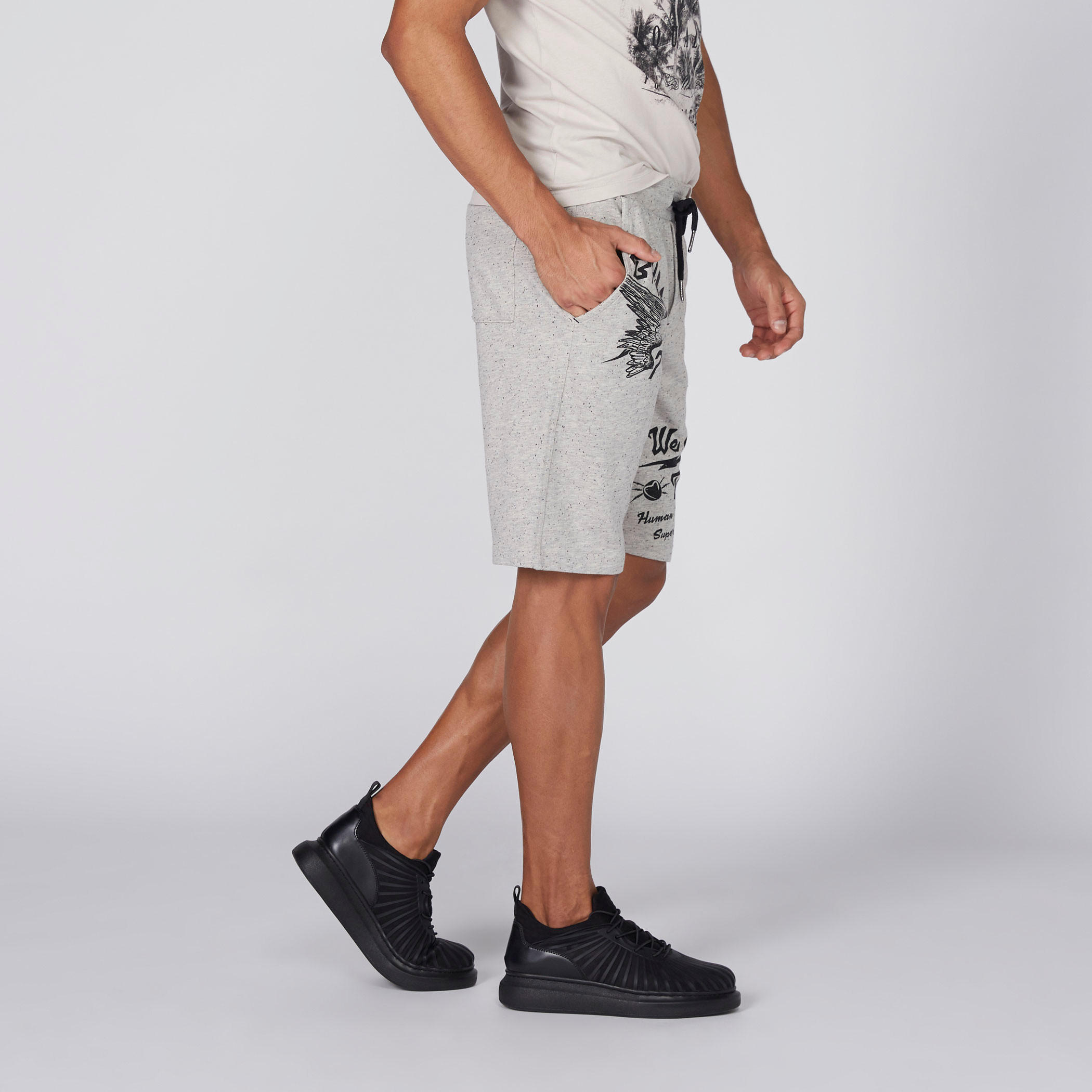 شورت بخصر مطّاطي وطبعات بيينج هيومان-men-clothing-bottoms-shorts-image-4