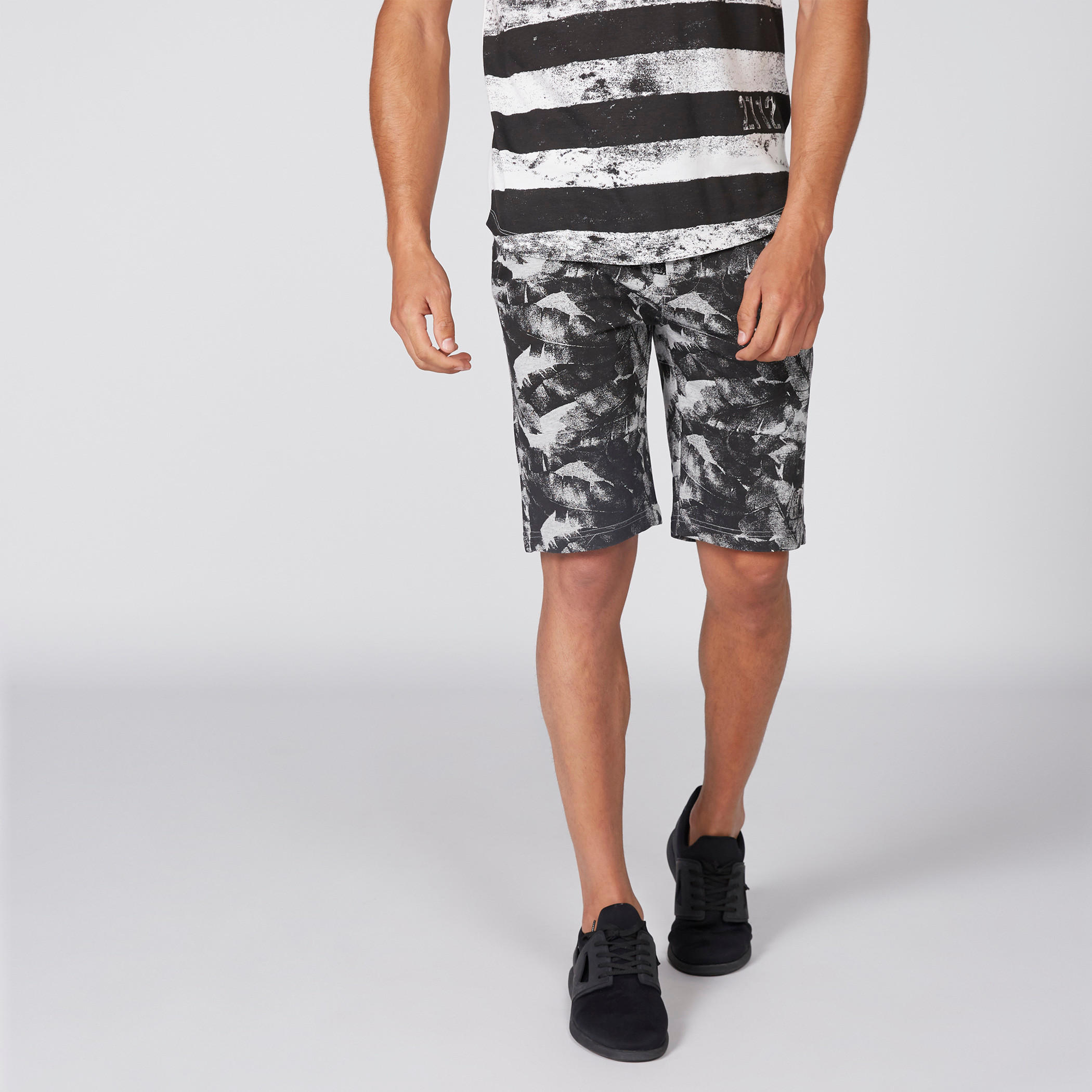 شورت بخصر مطّاطي وطبعات بيينج هيومان-men-clothing-bottoms-shorts-image-1