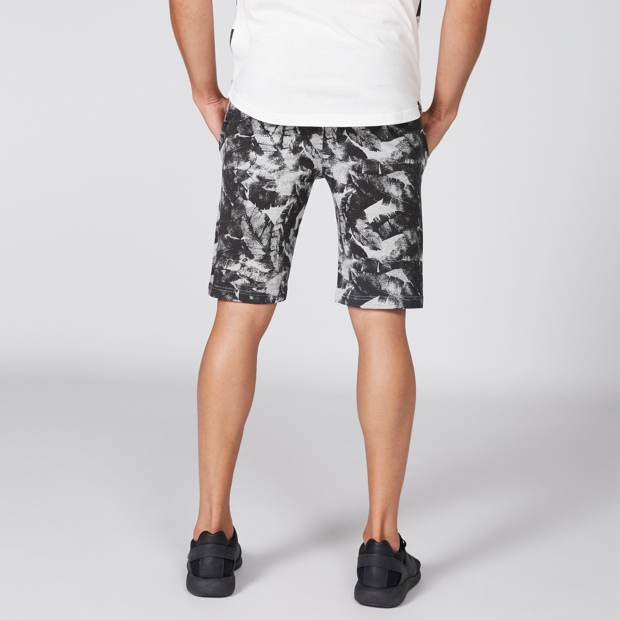 شورت بخصر مطّاطي وطبعات بيينج هيومان-men-clothing-bottoms-shorts-image-5