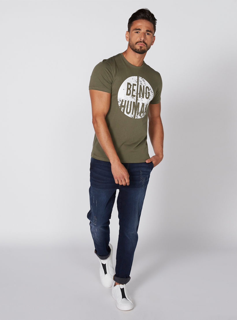 تيشيرت بياقة مستديرة وأكمام قصيرة مع طبعات بيينج هيومان-men-clothing-tshirtsandpolos-tshirts-image-2