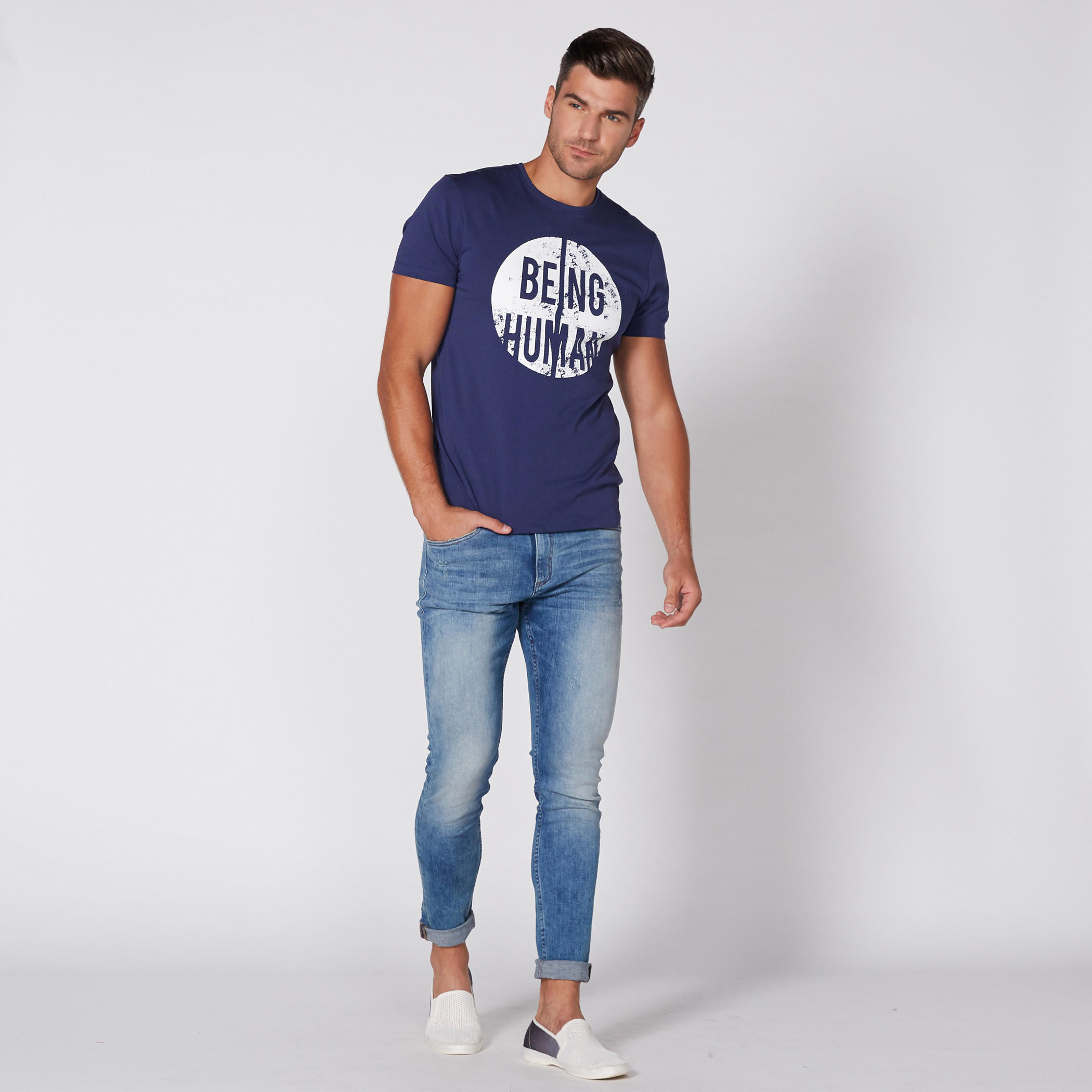 تيشيرت بياقة مستديرة وأكمام قصيرة مع طبعات بيينج هيومان-men-clothing-tshirtsandpolos-tshirts-image-2