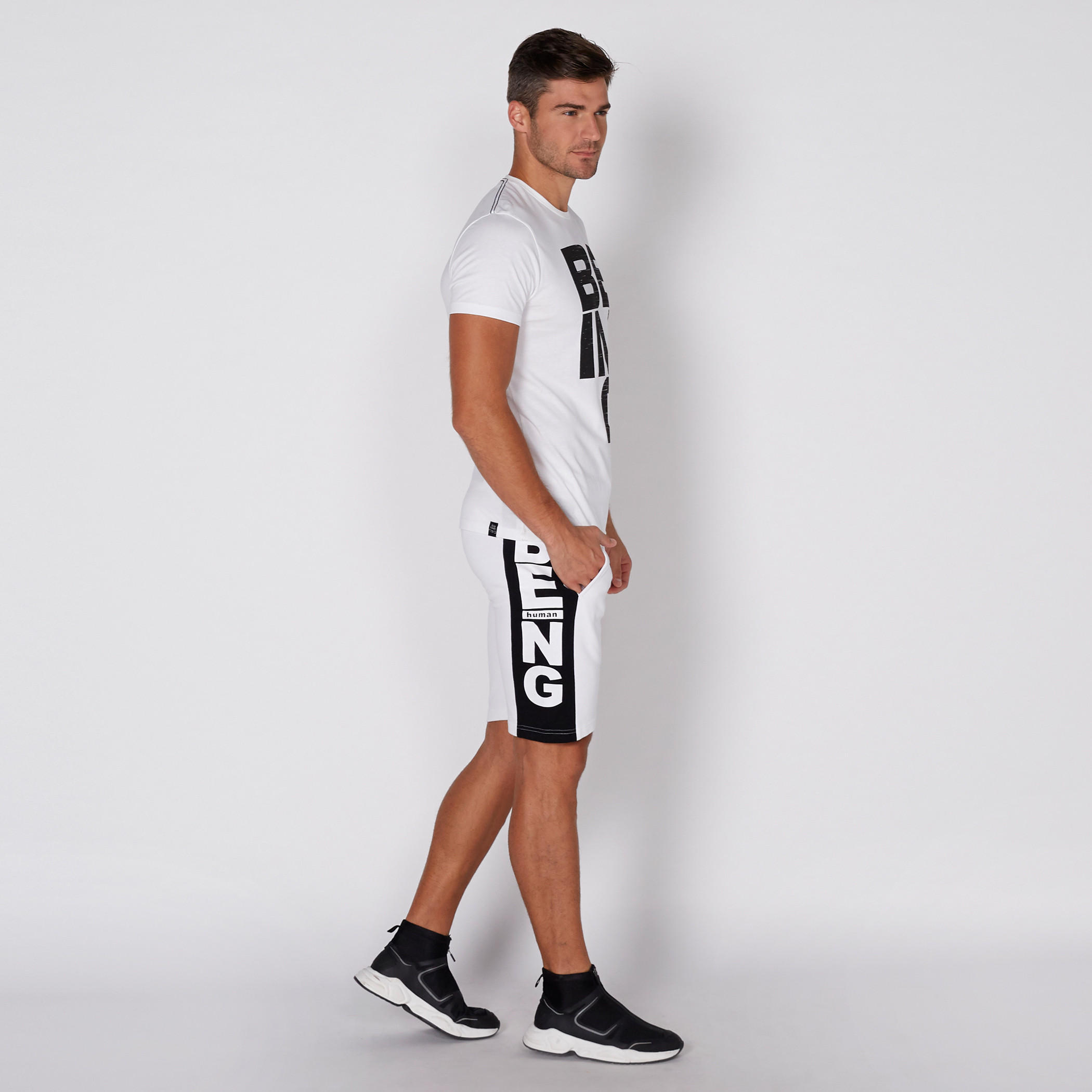 تيشيرت بياقة مستديرة وأكمام قصيرة مع طبعات بيينج هيومان-men-clothing-tshirtsandpolos-tshirts-image-2