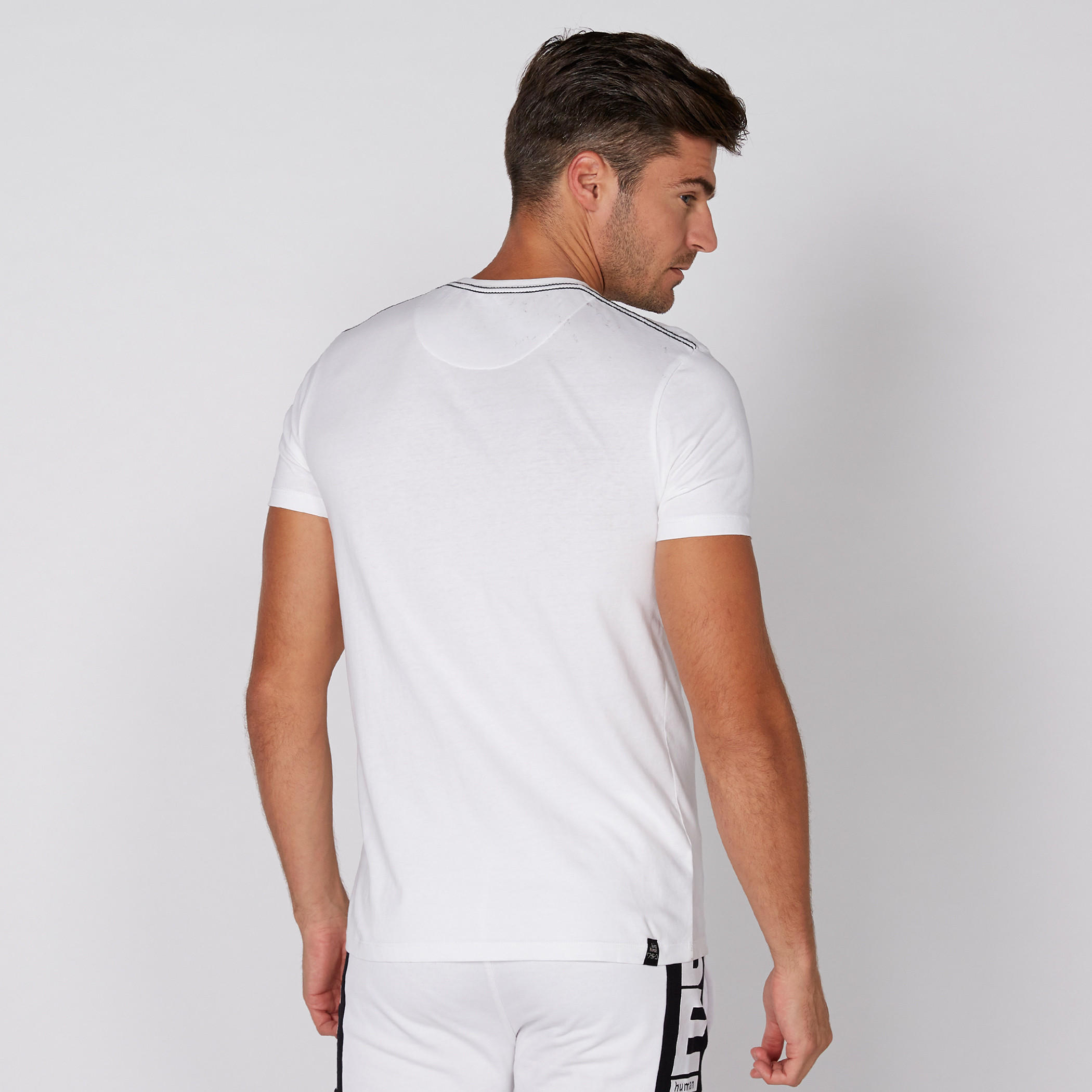 تيشيرت بياقة مستديرة وأكمام قصيرة مع طبعات بيينج هيومان-men-clothing-tshirtsandpolos-tshirts-image-4