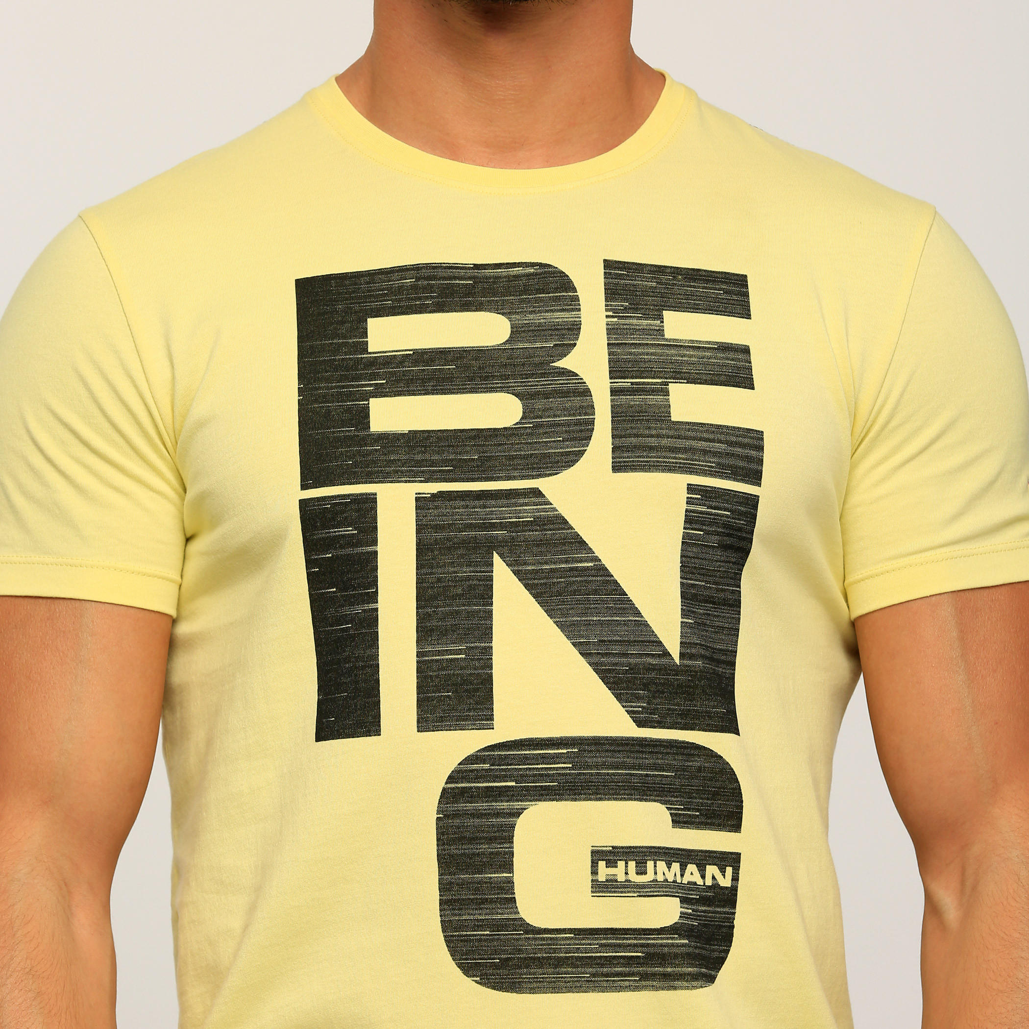 تيشيرت بياقة مستديرة وأكمام قصيرة مع طبعات بيينج هيومان-men-clothing-tshirtsandpolos-tshirts-image-4