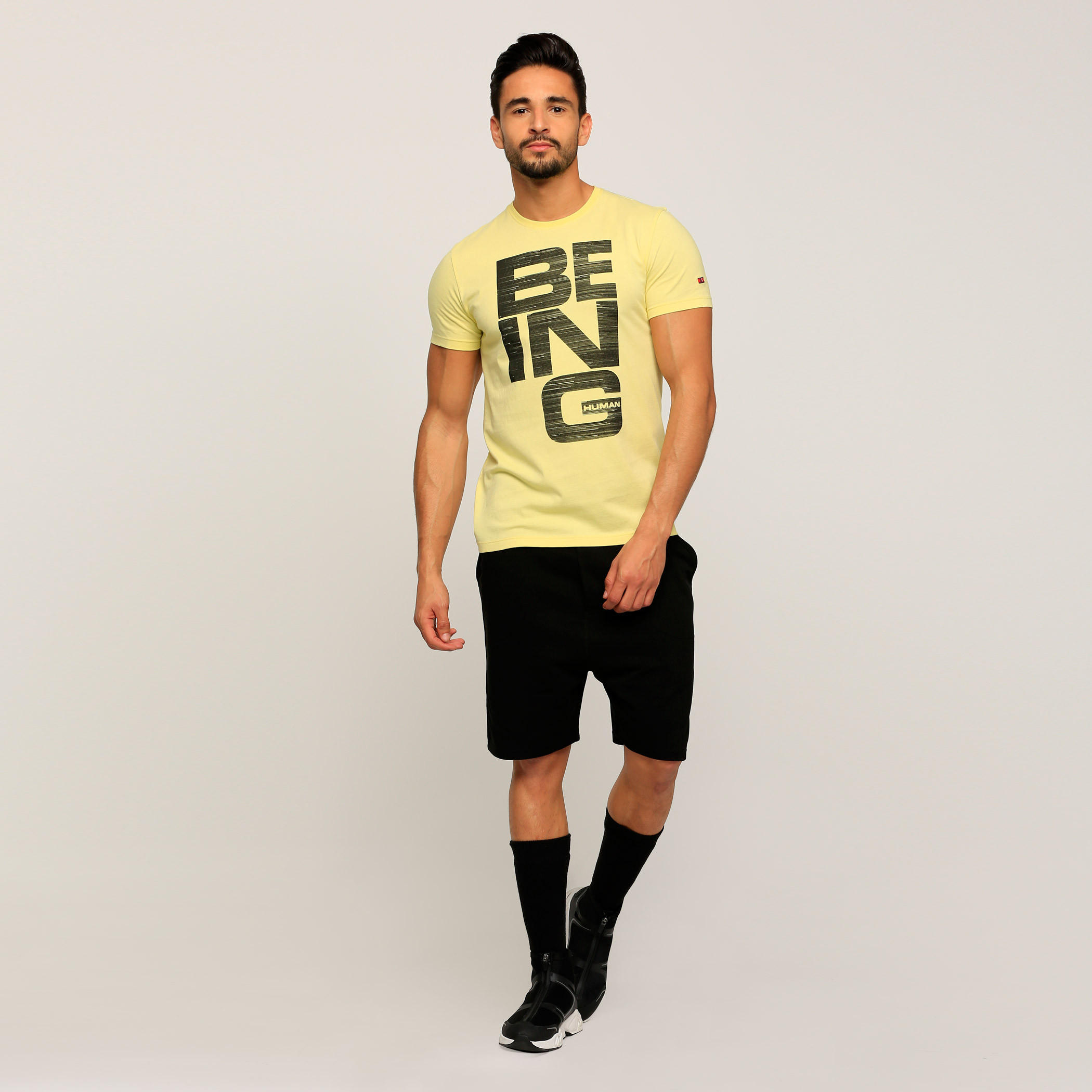 تيشيرت بياقة مستديرة وأكمام قصيرة مع طبعات بيينج هيومان-men-clothing-tshirtsandpolos-tshirts-image-5