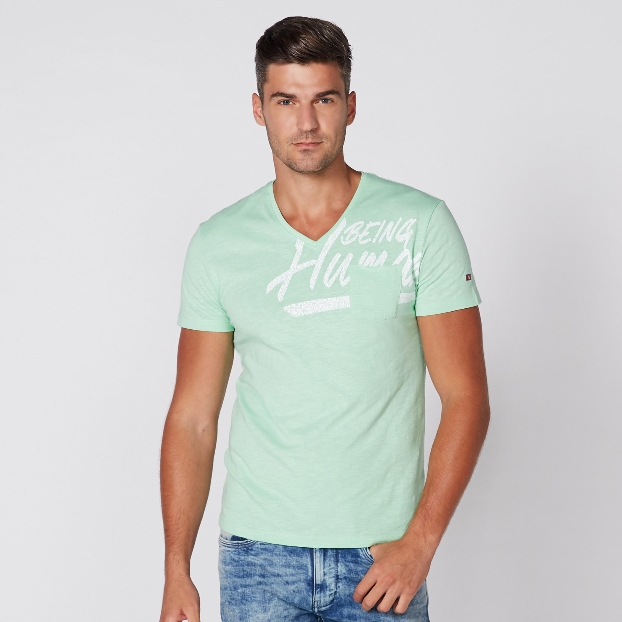 تيشيرت بياقة V وأكمام قصيرة وطبعات بيينج هيومان-men-clothing-tshirtsandpolos-tshirts-image-1
