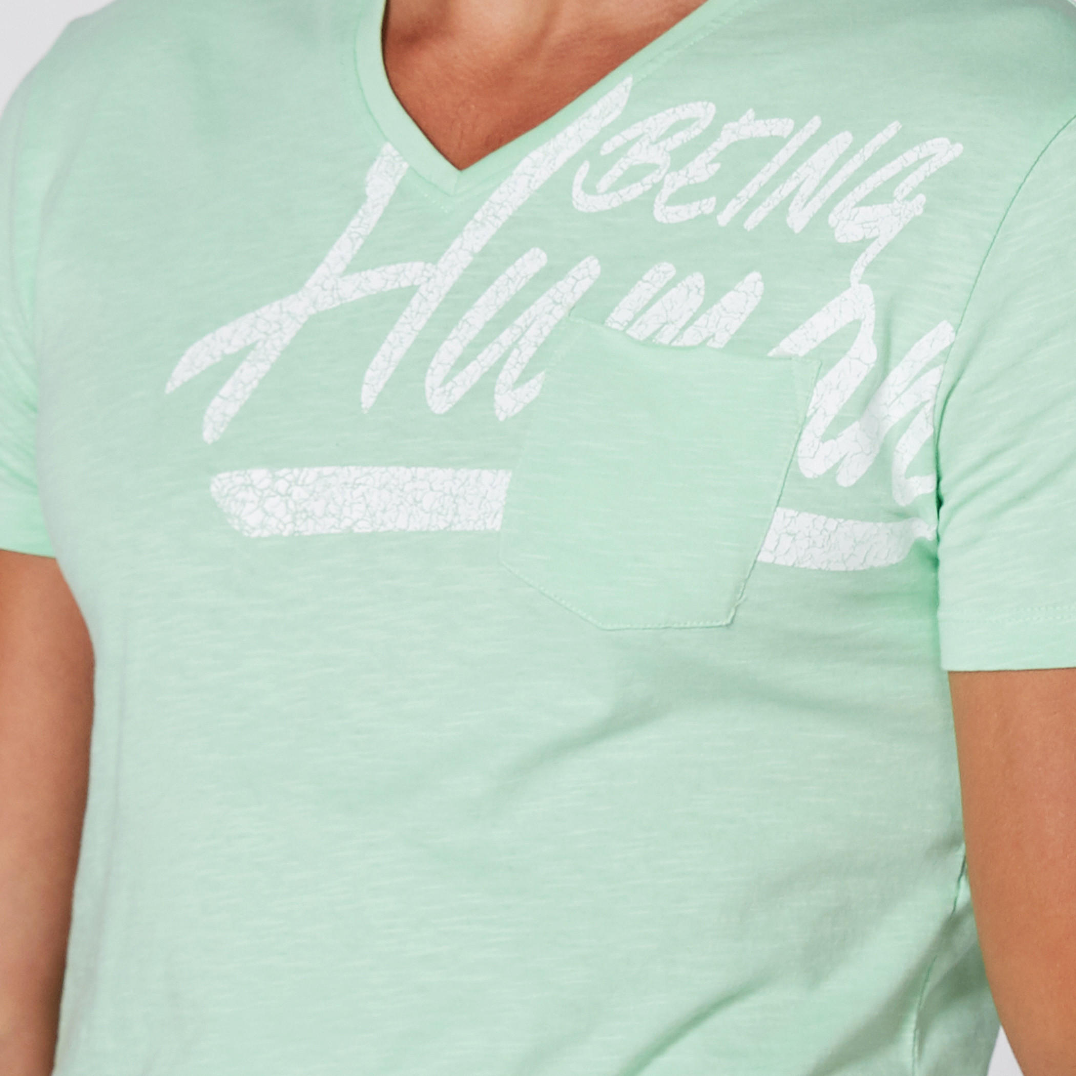 تيشيرت بياقة V وأكمام قصيرة وطبعات بيينج هيومان-men-clothing-tshirtsandpolos-tshirts-image-2