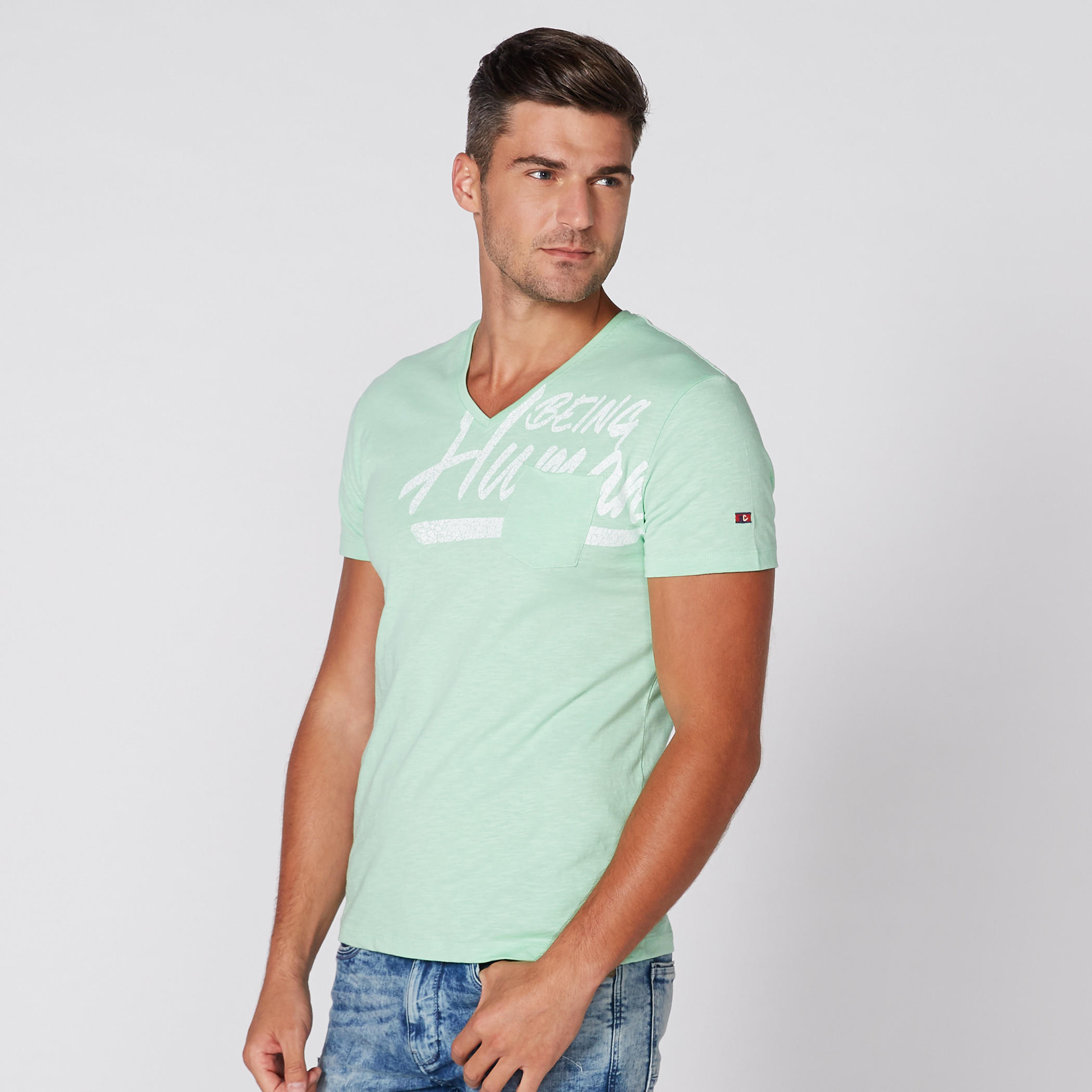 تيشيرت بياقة V وأكمام قصيرة وطبعات بيينج هيومان-men-clothing-tshirtsandpolos-tshirts-image-3