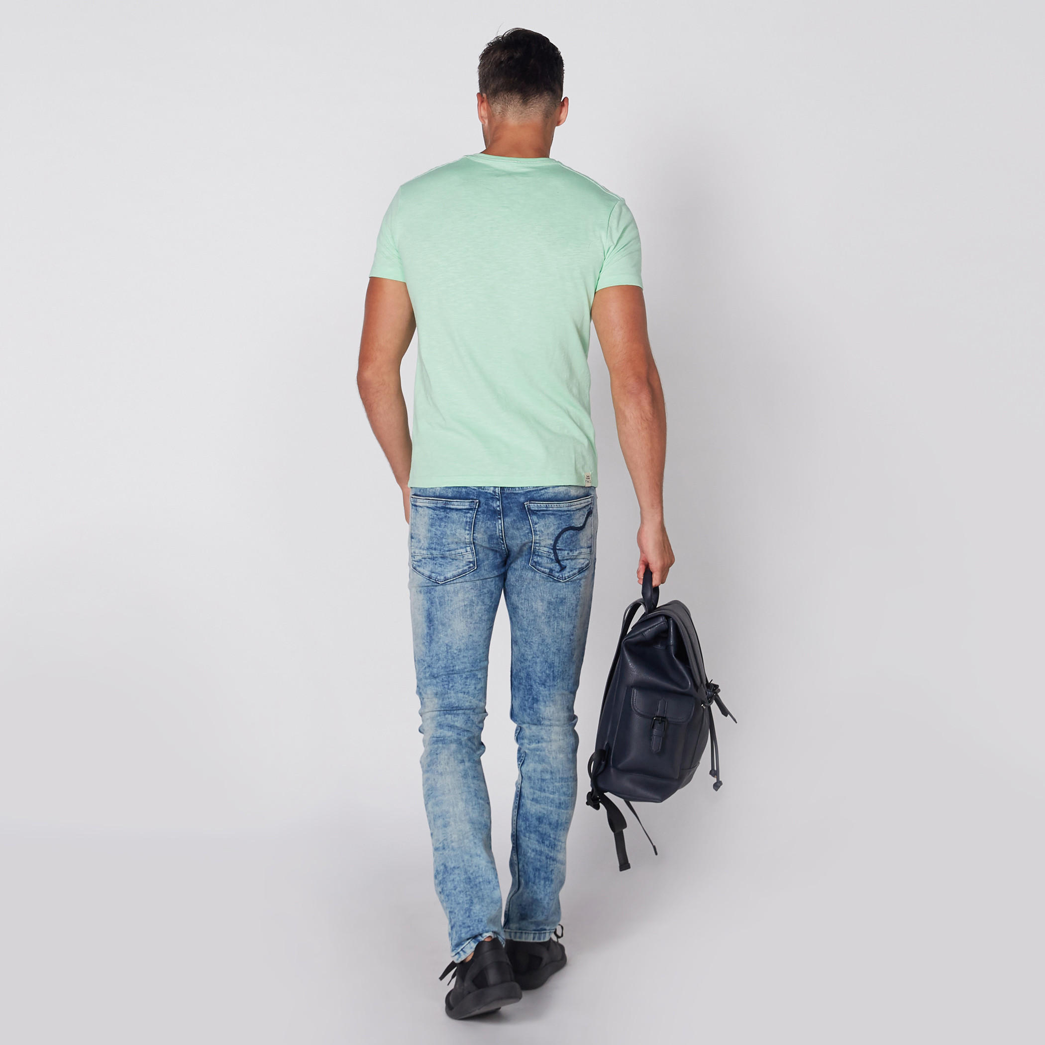 تيشيرت بياقة V وأكمام قصيرة وطبعات بيينج هيومان-men-clothing-tshirtsandpolos-tshirts-image-4