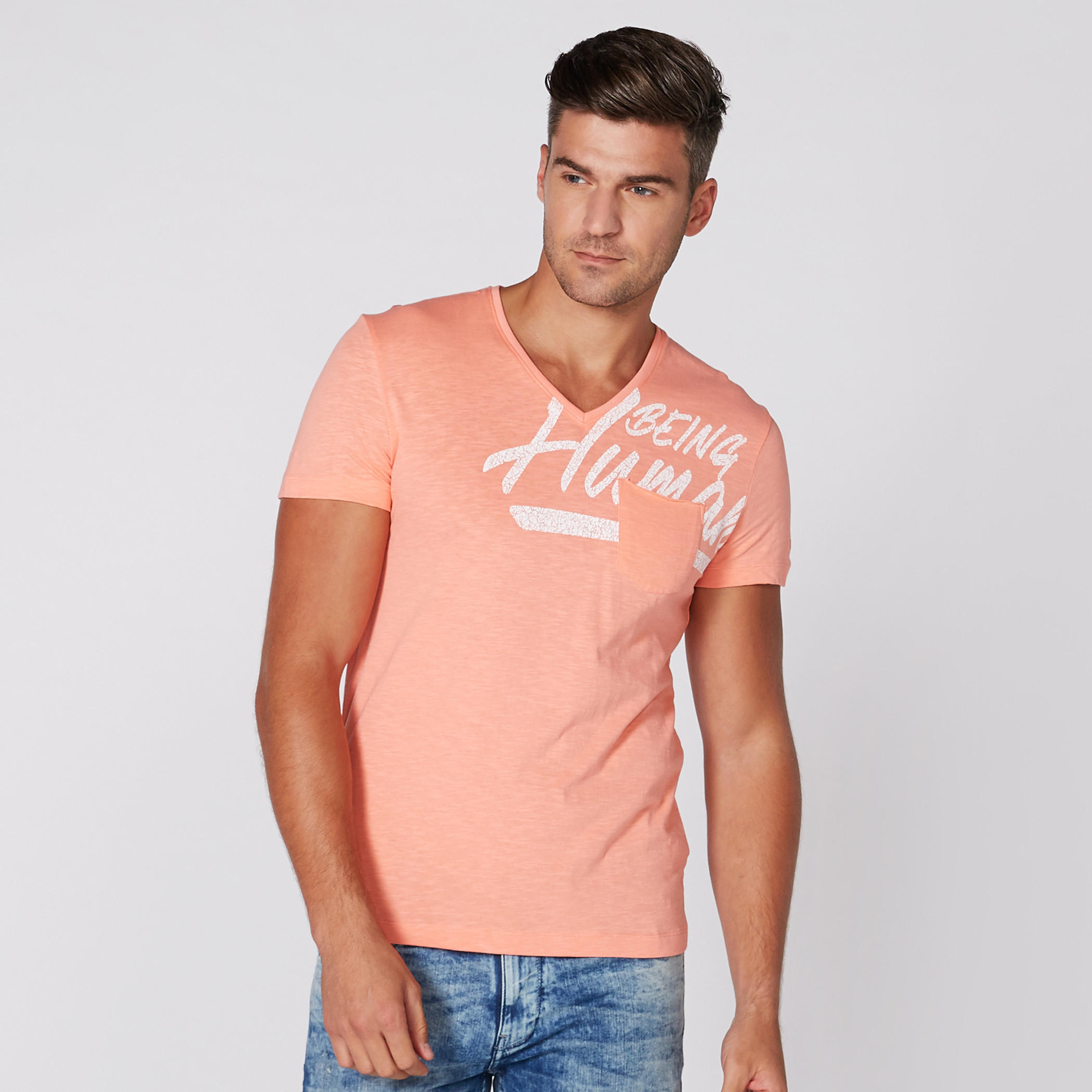 تيشيرت بياقة V وأكمام قصيرة وطبعات بيينج هيومان-men-clothing-tshirtsandpolos-tshirts-image-5