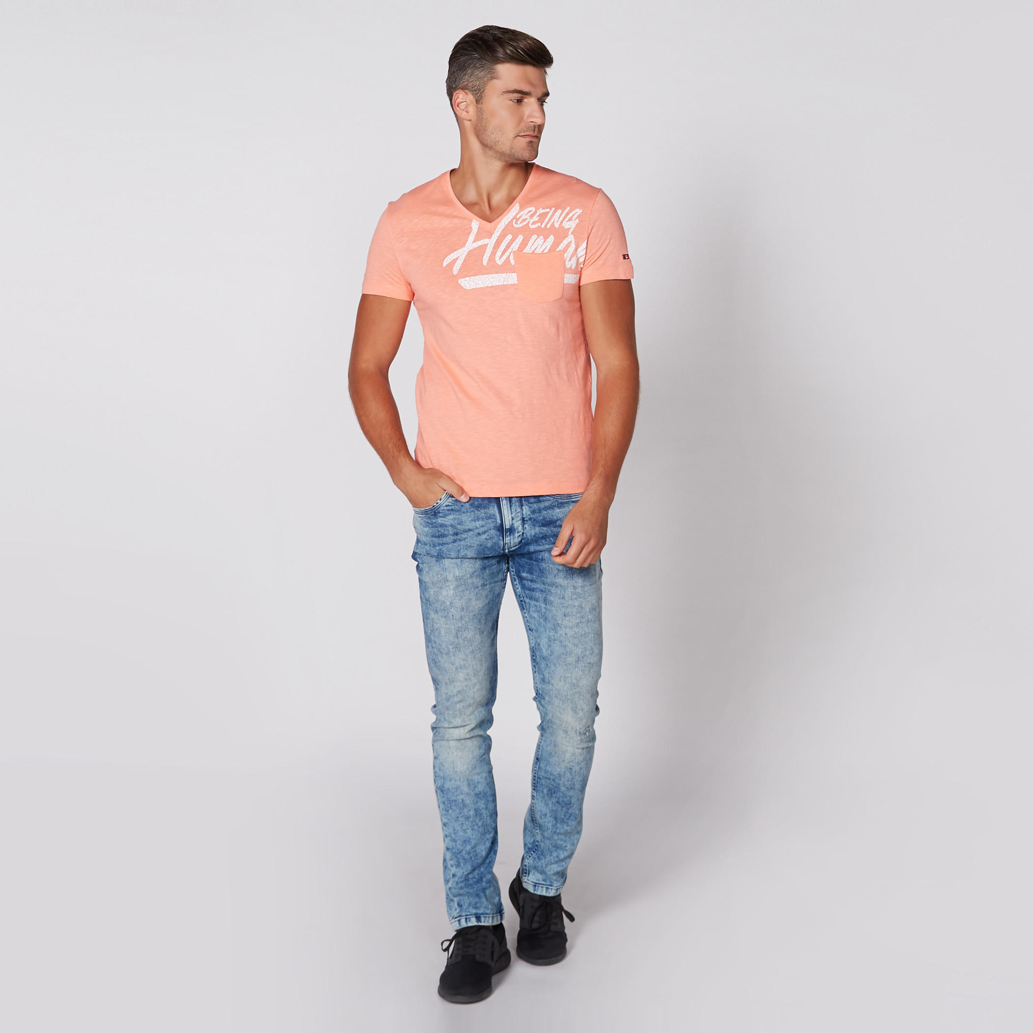 تيشيرت بياقة V وأكمام قصيرة وطبعات بيينج هيومان-men-clothing-tshirtsandpolos-tshirts-image-7