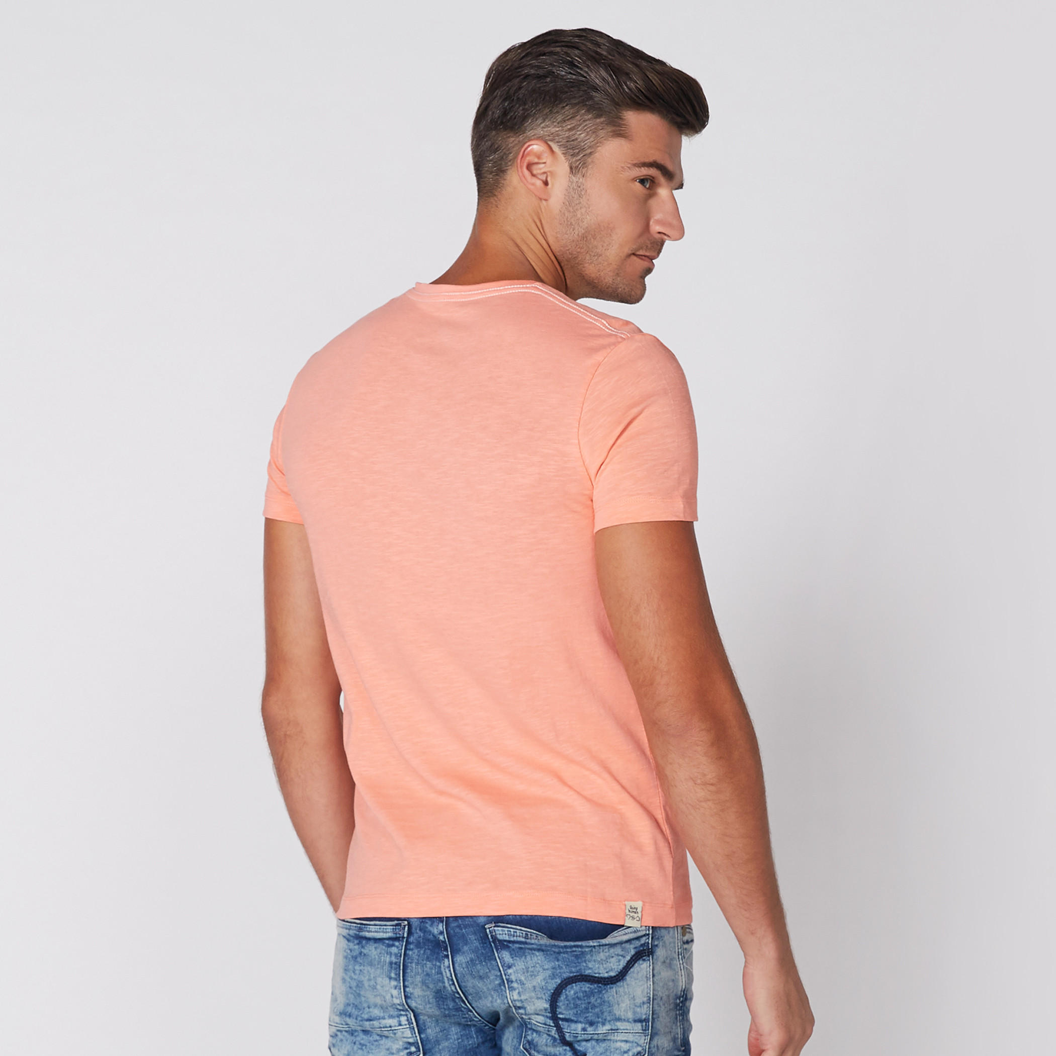 تيشيرت بياقة V وأكمام قصيرة وطبعات بيينج هيومان-men-clothing-tshirtsandpolos-tshirts-image-8