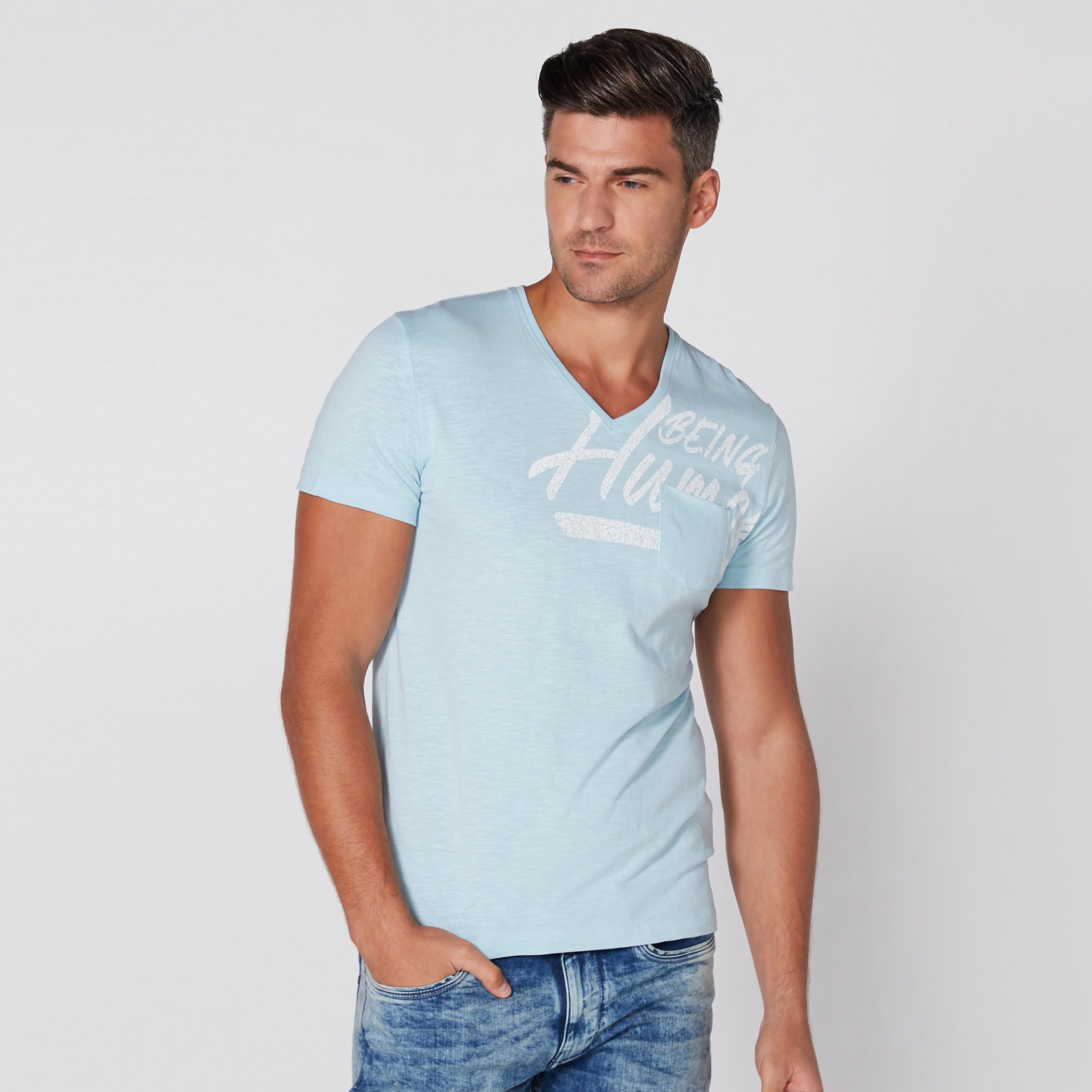 تيشيرت بياقة V وأكمام قصيرة وطبعات بيينج هيومان-men-clothing-tshirtsandpolos-tshirts-image-9