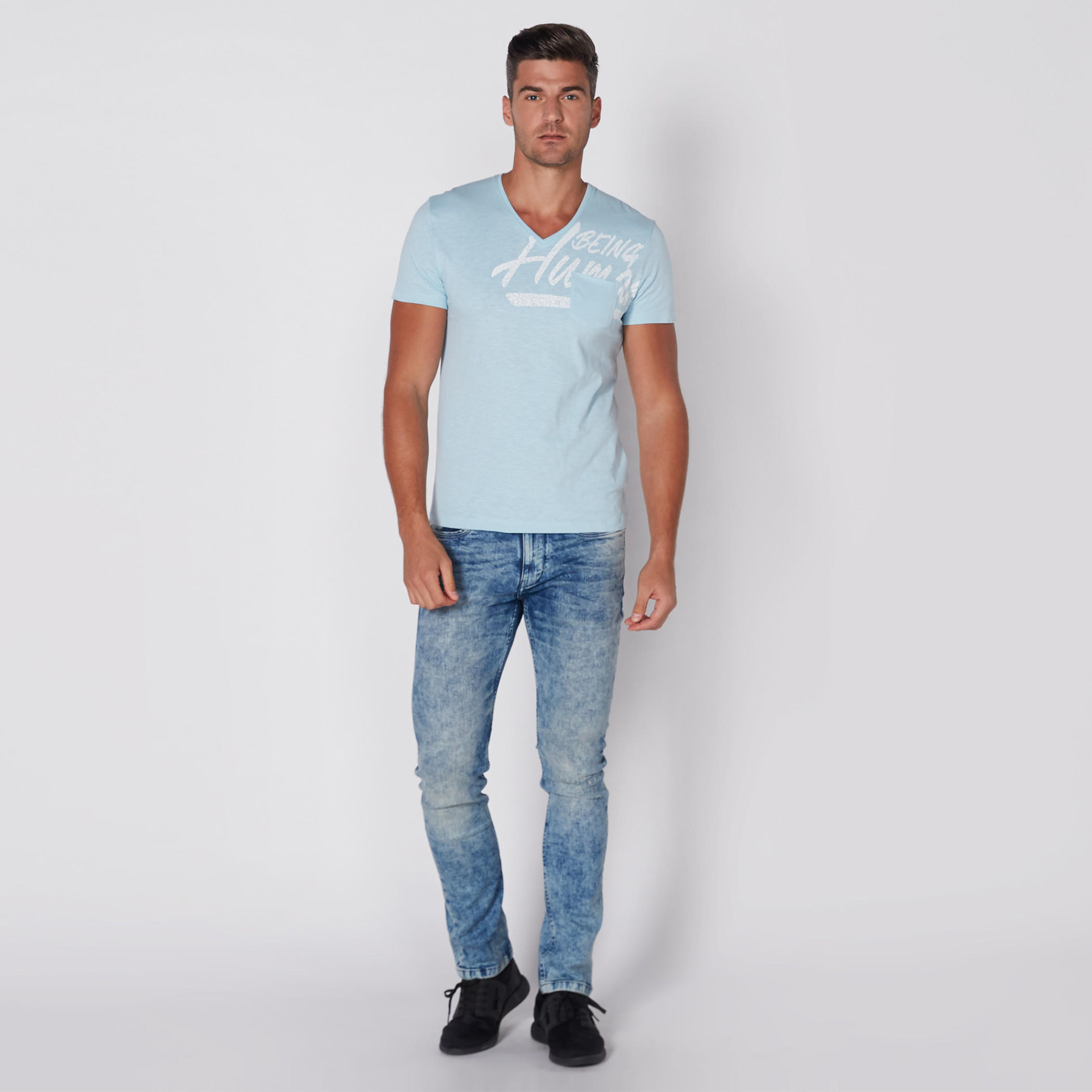 تيشيرت بياقة V وأكمام قصيرة وطبعات بيينج هيومان-men-clothing-tshirtsandpolos-tshirts-image-11