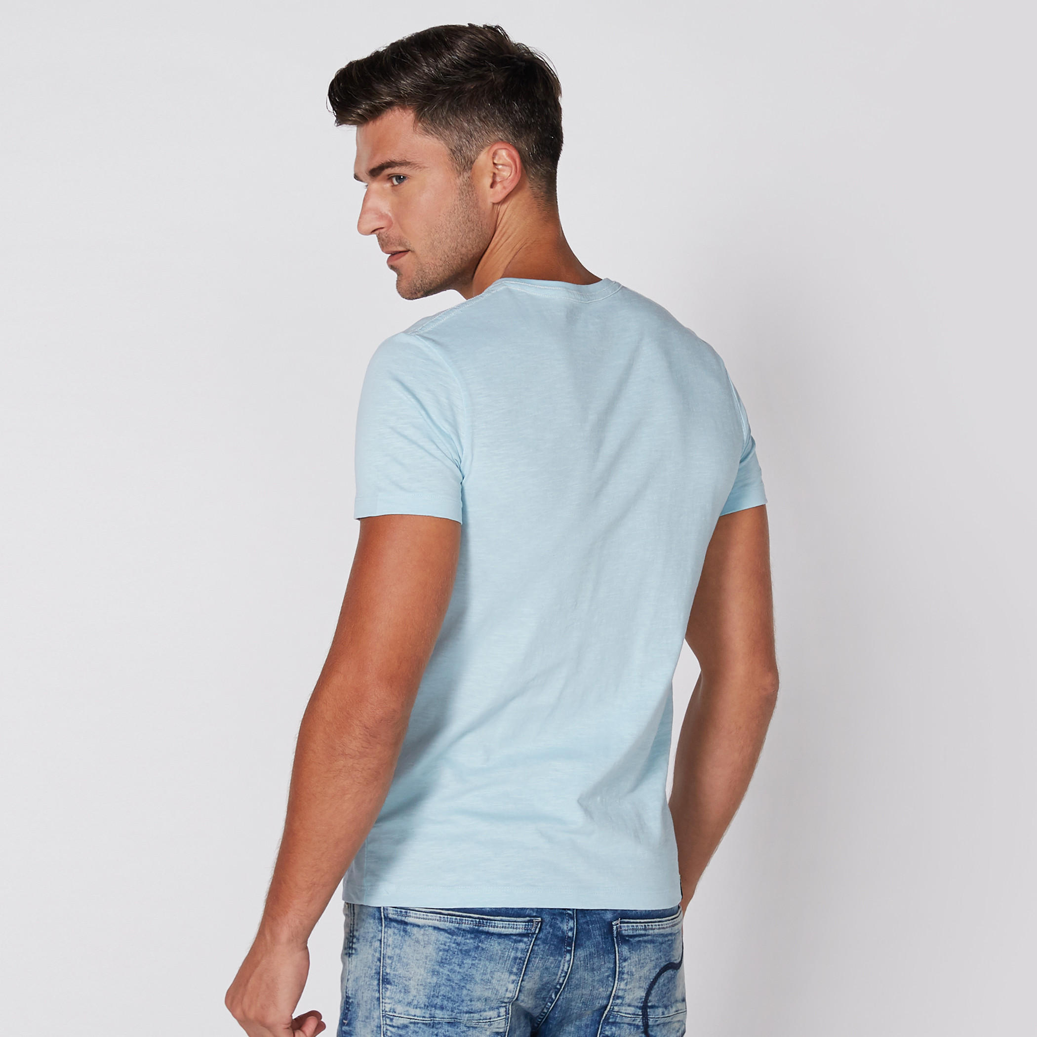 تيشيرت بياقة V وأكمام قصيرة وطبعات بيينج هيومان-men-clothing-tshirtsandpolos-tshirts-image-12