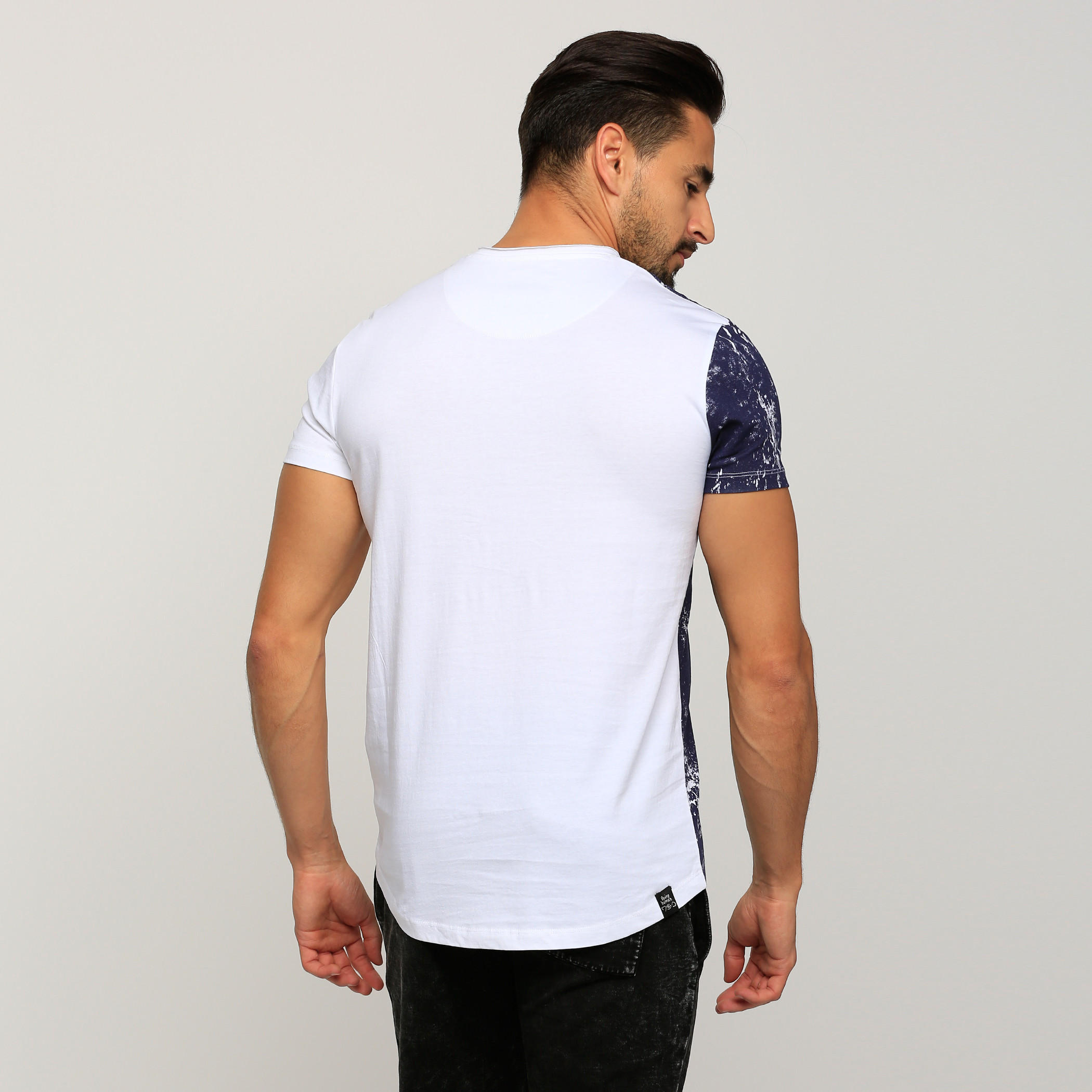تيشيرت بطبعات وأكمام قصيرة وياقة مستديرة من بيينج هيومان-men-clothing-tshirtsandpolos-tshirts-image-2