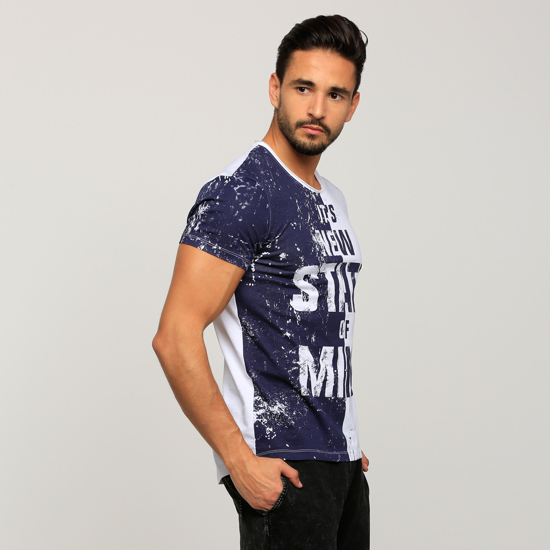 تيشيرت بطبعات وأكمام قصيرة وياقة مستديرة من بيينج هيومان-men-clothing-tshirtsandpolos-tshirts-image-3