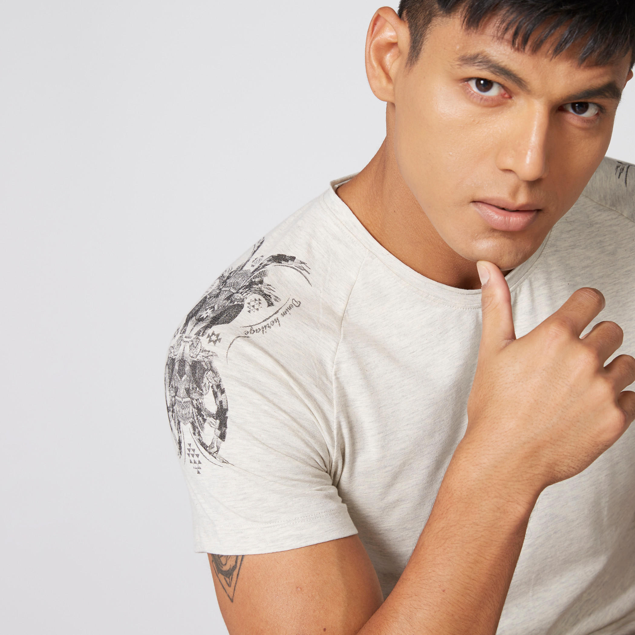 تيشيرت بياقة مستديرة وأكمام متباينة وطبعات بيينج هيومان-men-clothing-tshirtsandpolos-tshirts-image-1