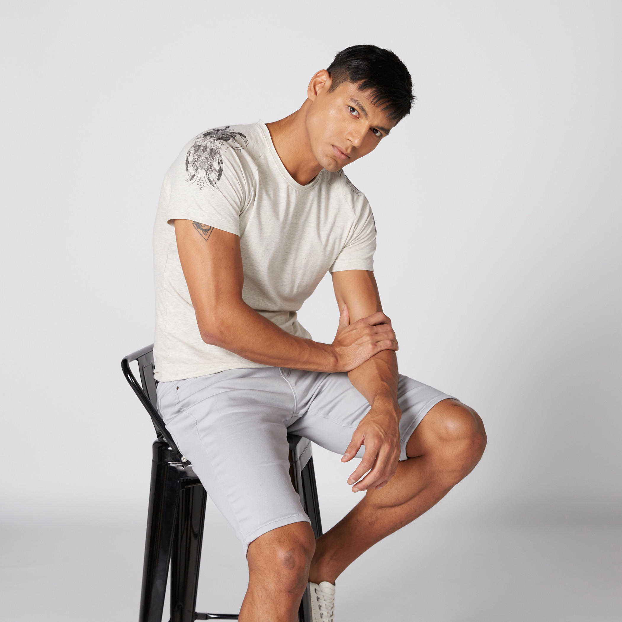 تيشيرت بياقة مستديرة وأكمام متباينة وطبعات بيينج هيومان-men-clothing-tshirtsandpolos-tshirts-image-3