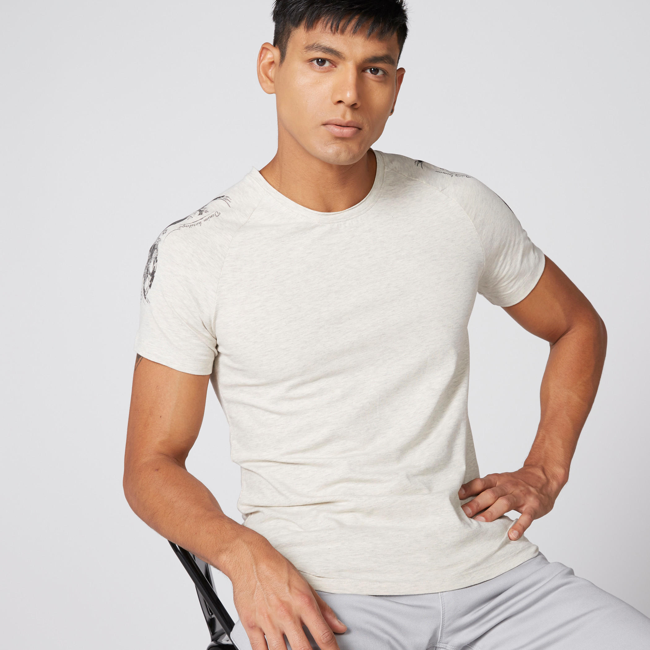 تيشيرت بياقة مستديرة وأكمام متباينة وطبعات بيينج هيومان-men-clothing-tshirtsandpolos-tshirts-image-4