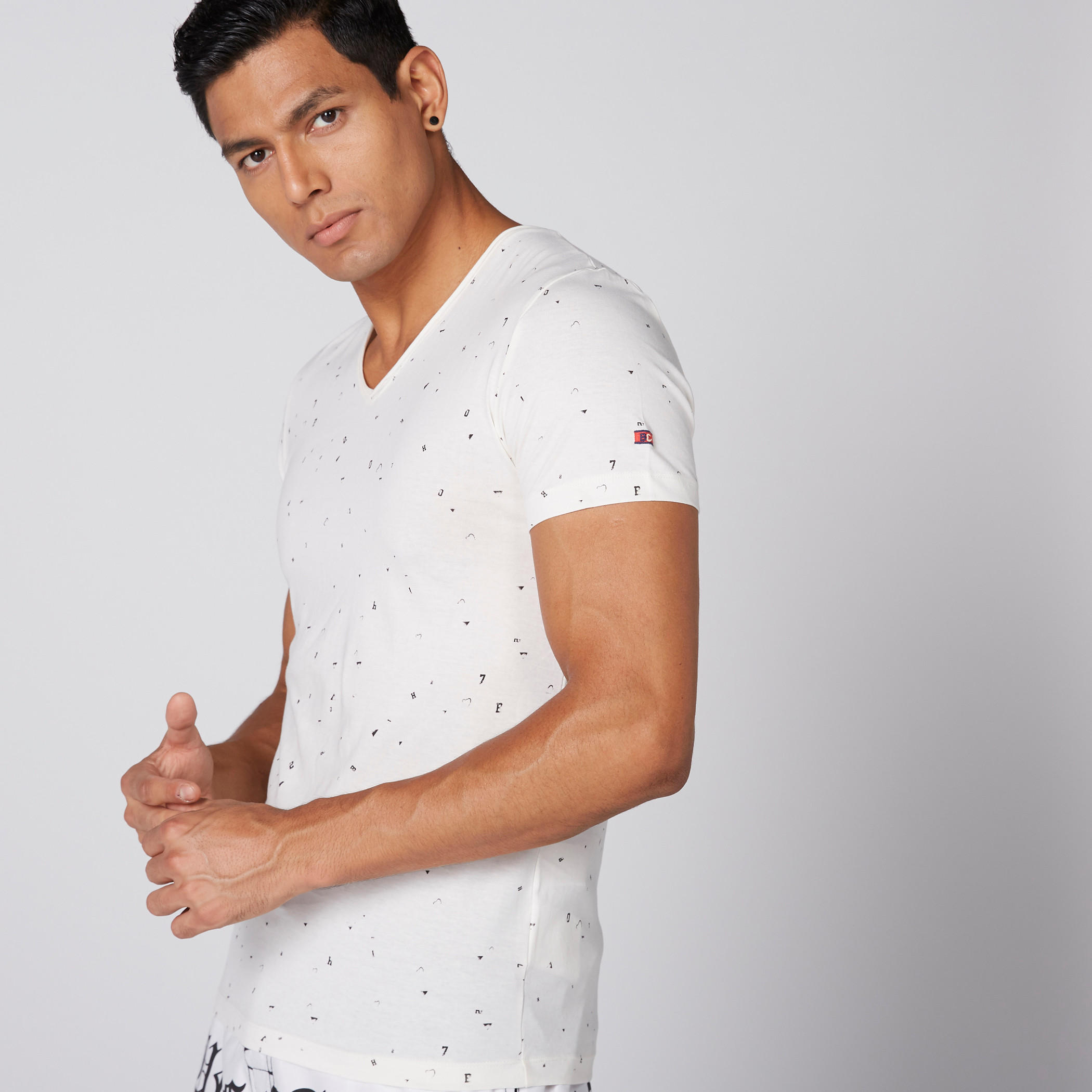تيشيرت بياقة V وأكمام قصيرة وطبعات بيينج هيومان-men-clothing-tshirtsandpolos-tshirts-image-1
