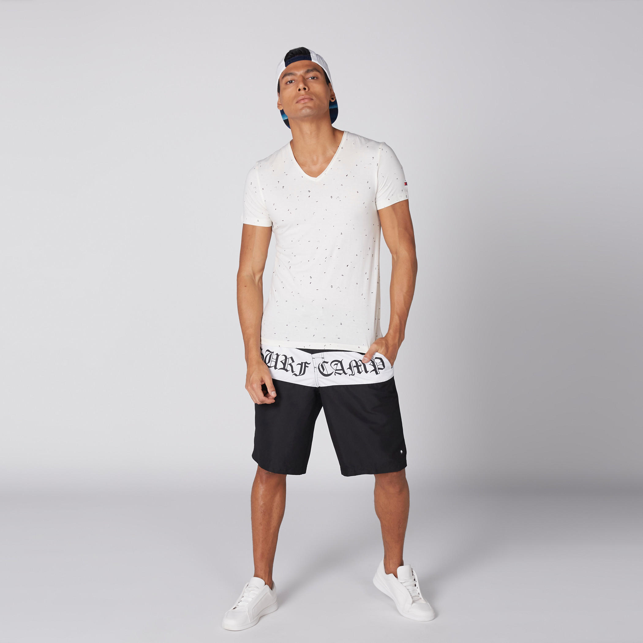 تيشيرت بياقة V وأكمام قصيرة وطبعات بيينج هيومان-men-clothing-tshirtsandpolos-tshirts-image-2