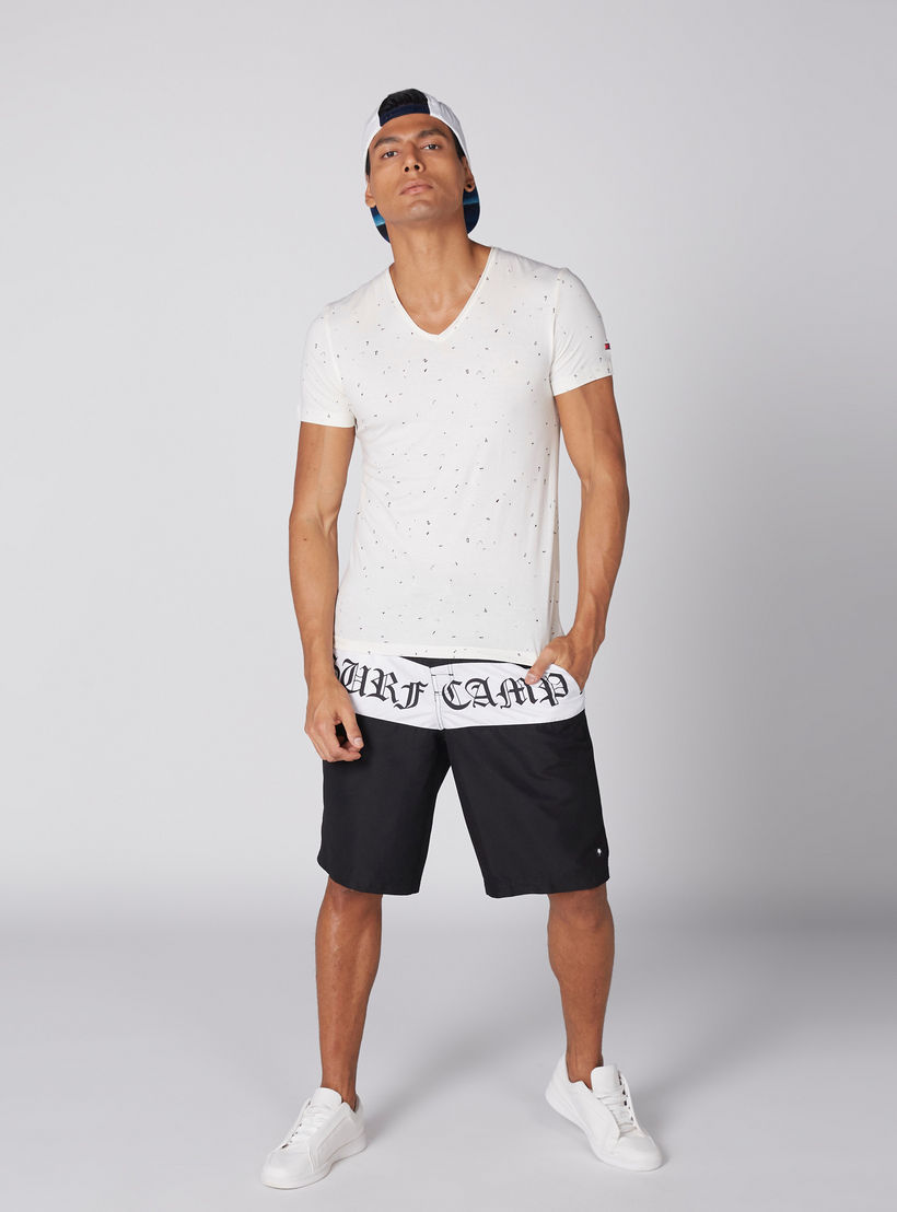 تيشيرت بياقة V وأكمام قصيرة وطبعات بيينج هيومان-men-clothing-tshirtsandpolos-tshirts-image-2