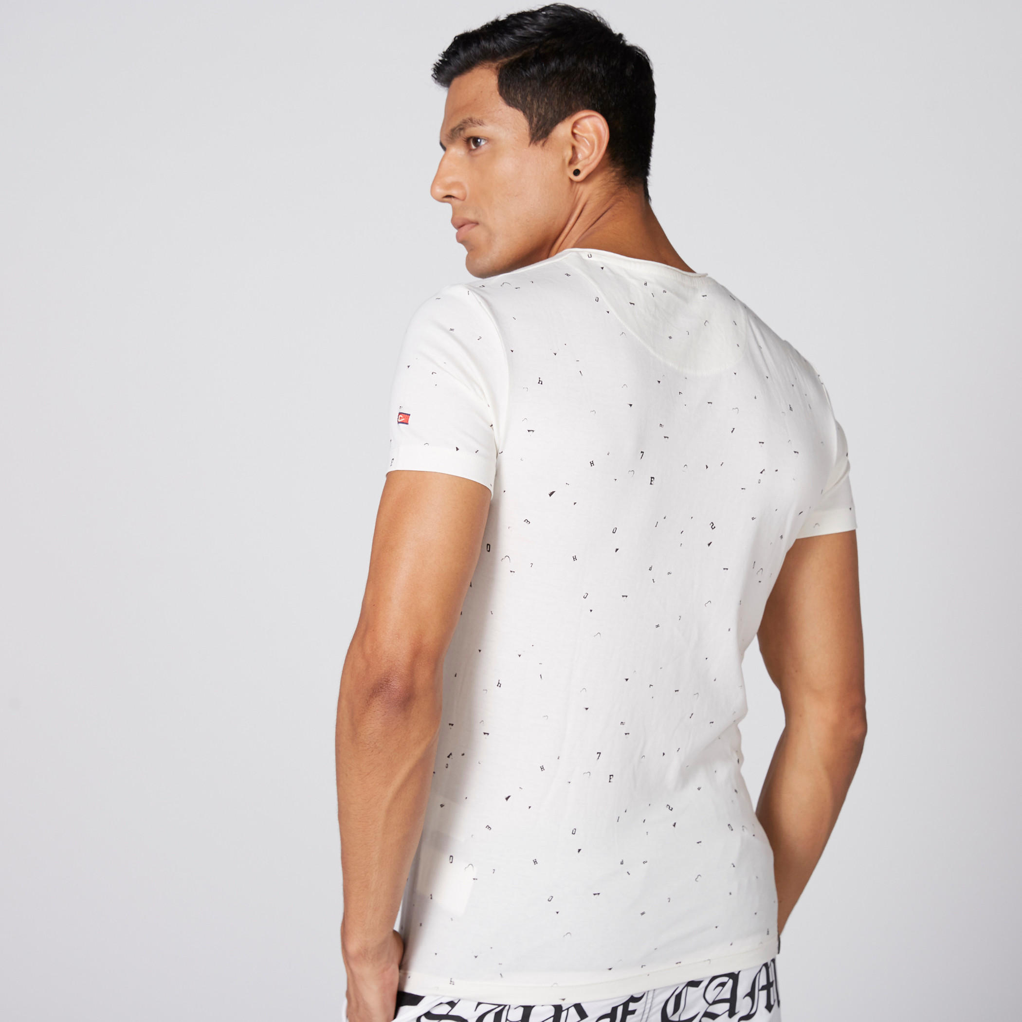 تيشيرت بياقة V وأكمام قصيرة وطبعات بيينج هيومان-men-clothing-tshirtsandpolos-tshirts-image-3