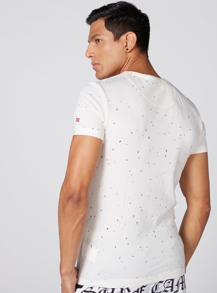 تيشيرت بياقة V وأكمام قصيرة وطبعات بيينج هيومان-men-clothing-tshirtsandpolos-tshirts-image-3