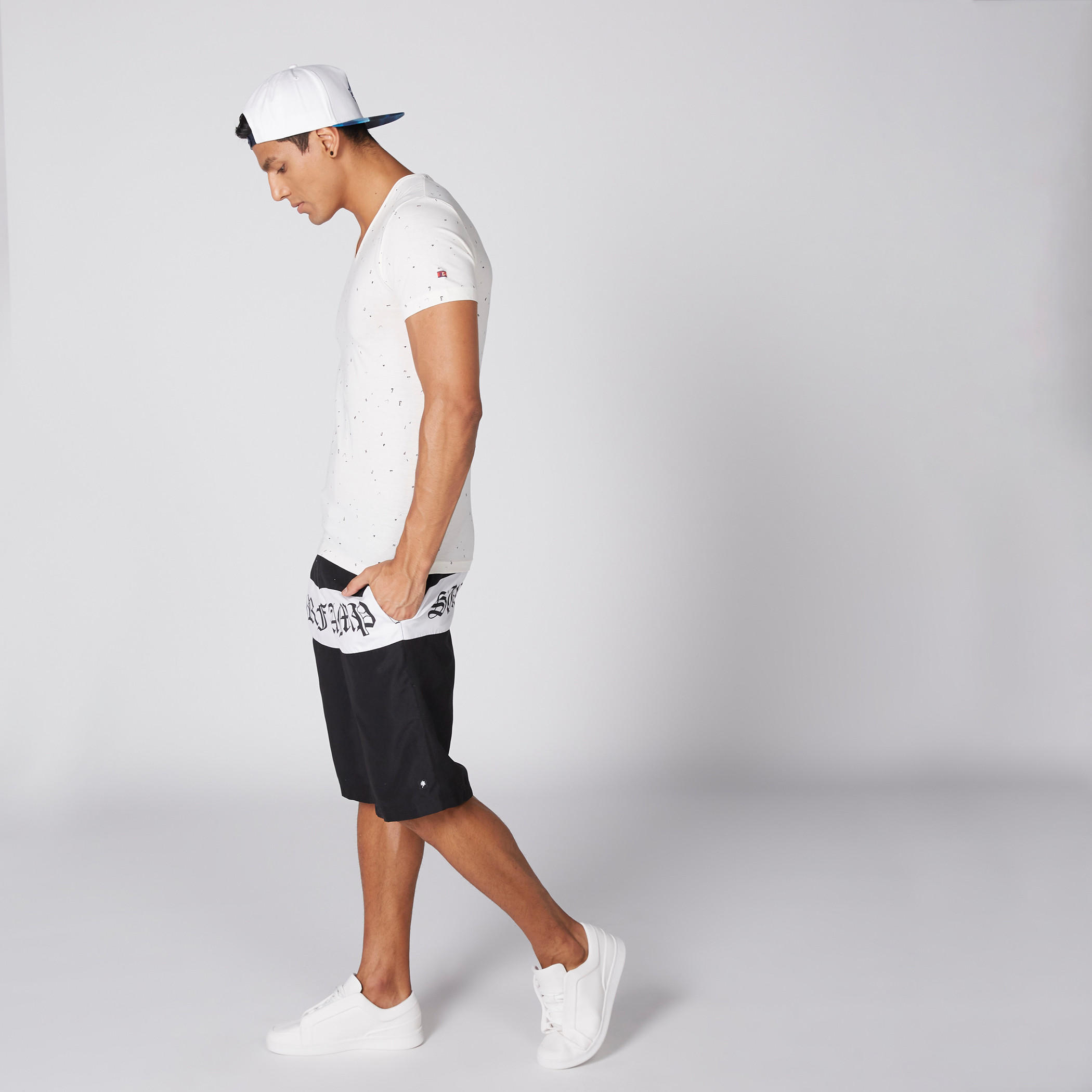 تيشيرت بياقة V وأكمام قصيرة وطبعات بيينج هيومان-men-clothing-tshirtsandpolos-tshirts-image-4