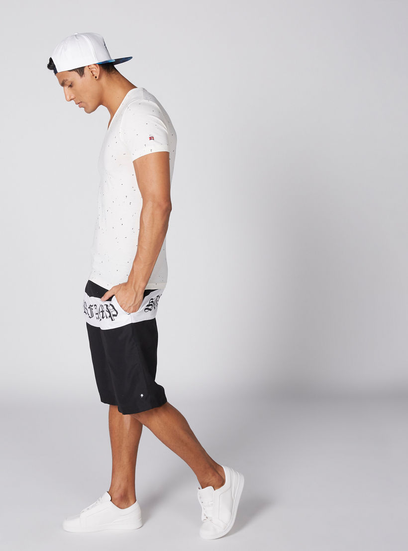 تيشيرت بياقة V وأكمام قصيرة وطبعات بيينج هيومان-men-clothing-tshirtsandpolos-tshirts-image-4