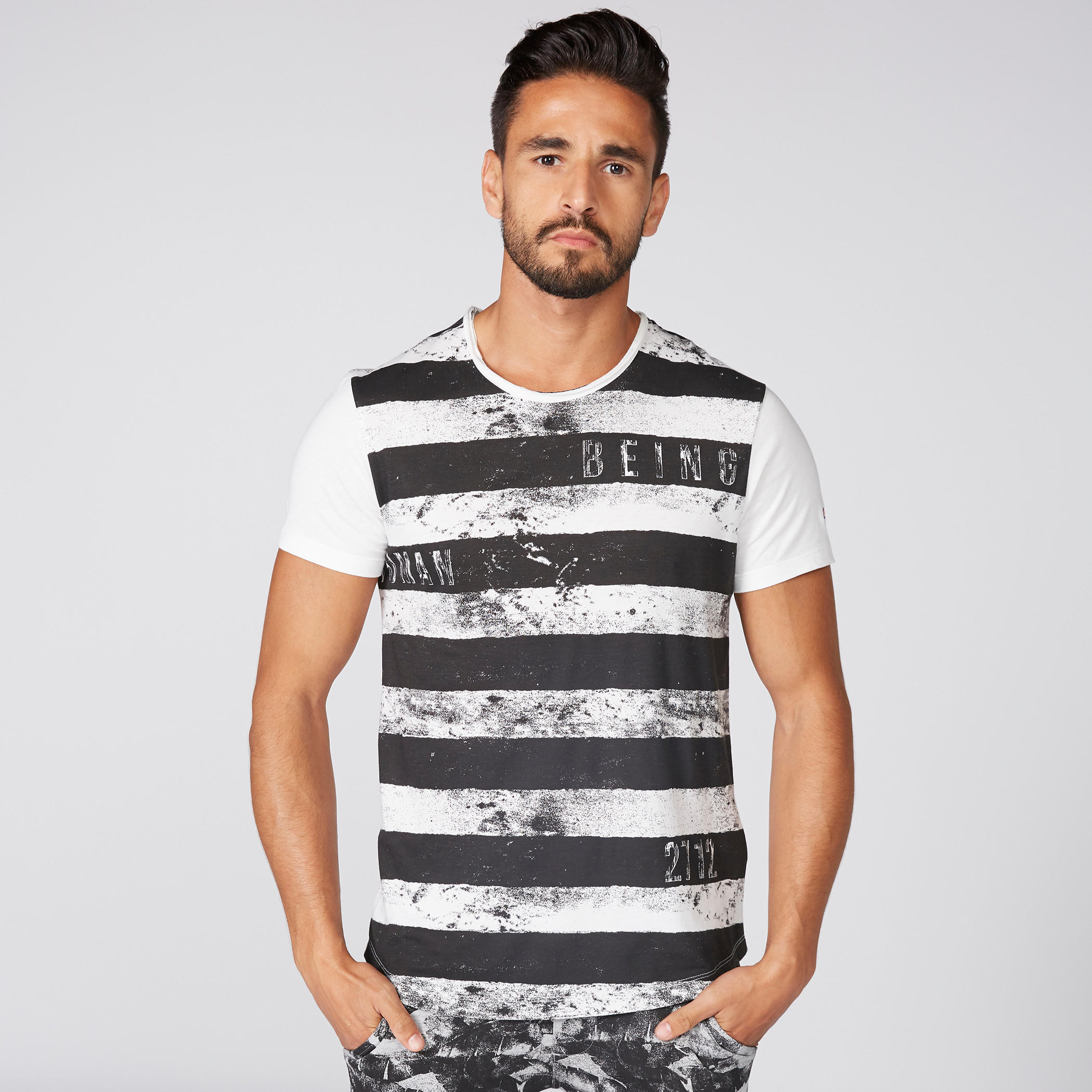 تيشيرت بياقة مستديرة وأكمام قصيرة وطبعات بيينج هيومان-men-clothing-tshirtsandpolos-tshirts-image-1