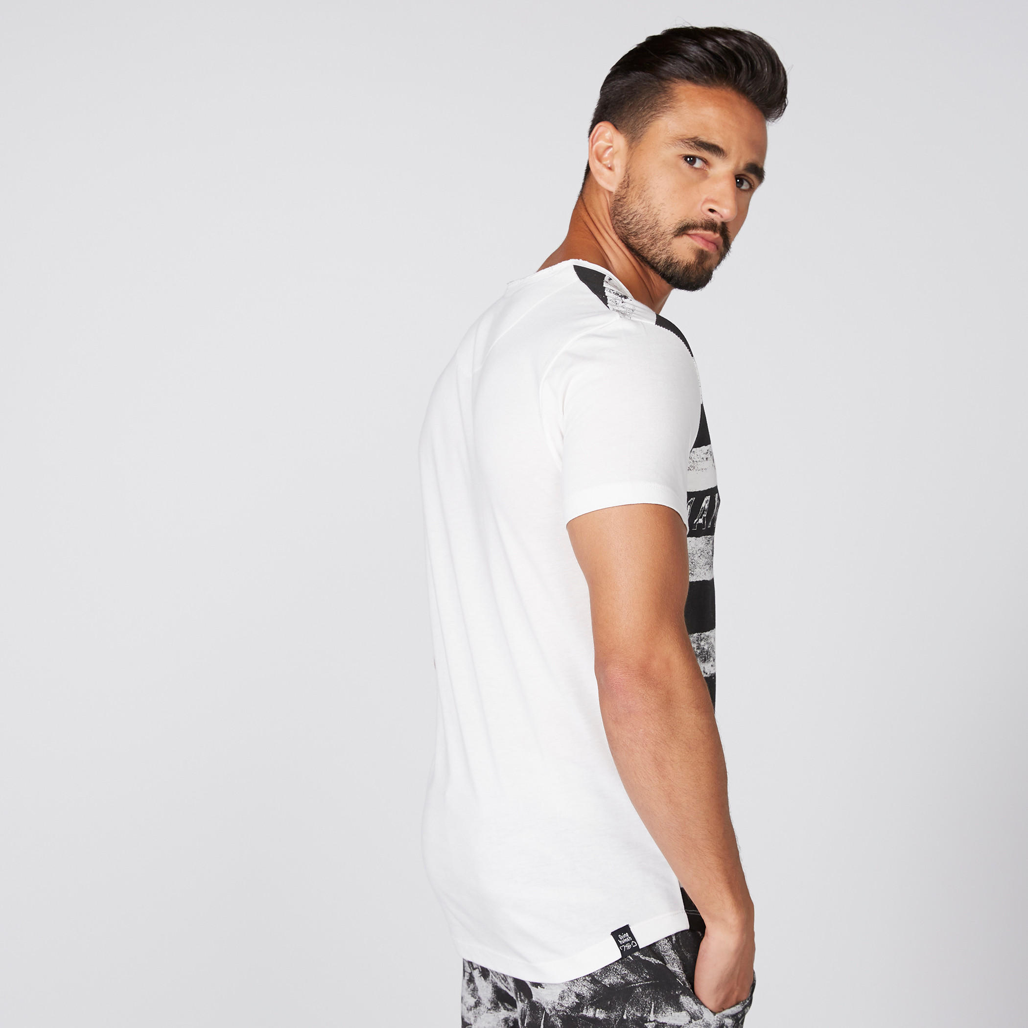 تيشيرت بياقة مستديرة وأكمام قصيرة وطبعات بيينج هيومان-men-clothing-tshirtsandpolos-tshirts-image-2