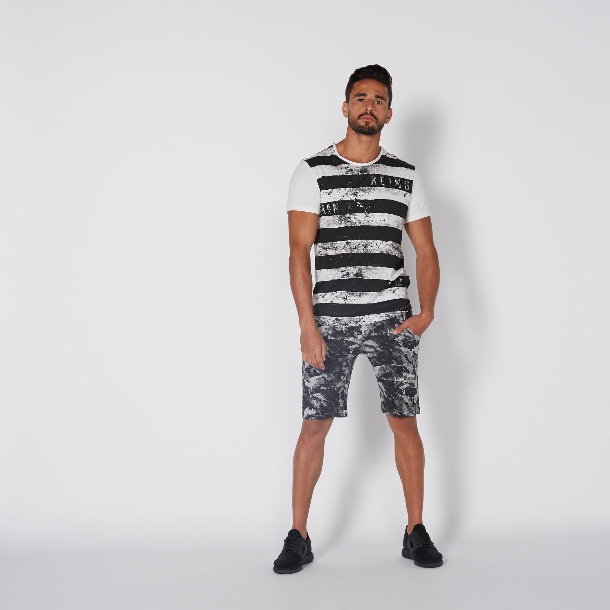 تيشيرت بياقة مستديرة وأكمام قصيرة وطبعات بيينج هيومان-men-clothing-tshirtsandpolos-tshirts-image-3