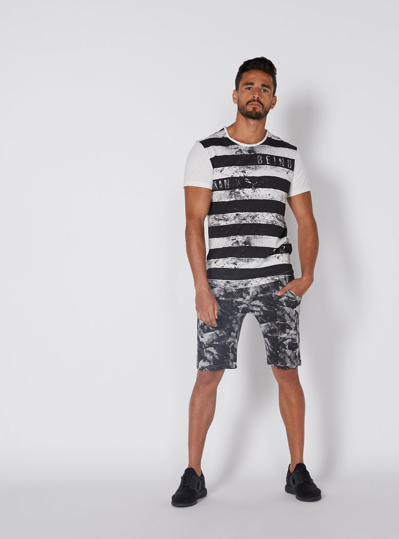 تيشيرت بياقة مستديرة وأكمام قصيرة وطبعات بيينج هيومان-men-clothing-tshirtsandpolos-tshirts-image-3
