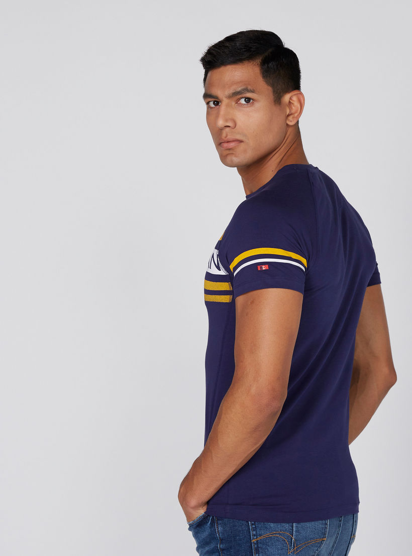 تيشيرت بياقة مستديرة وأكمام قصيرة وطبعات بيينج هيومان-men-clothing-tshirtsandpolos-tshirts-image-4