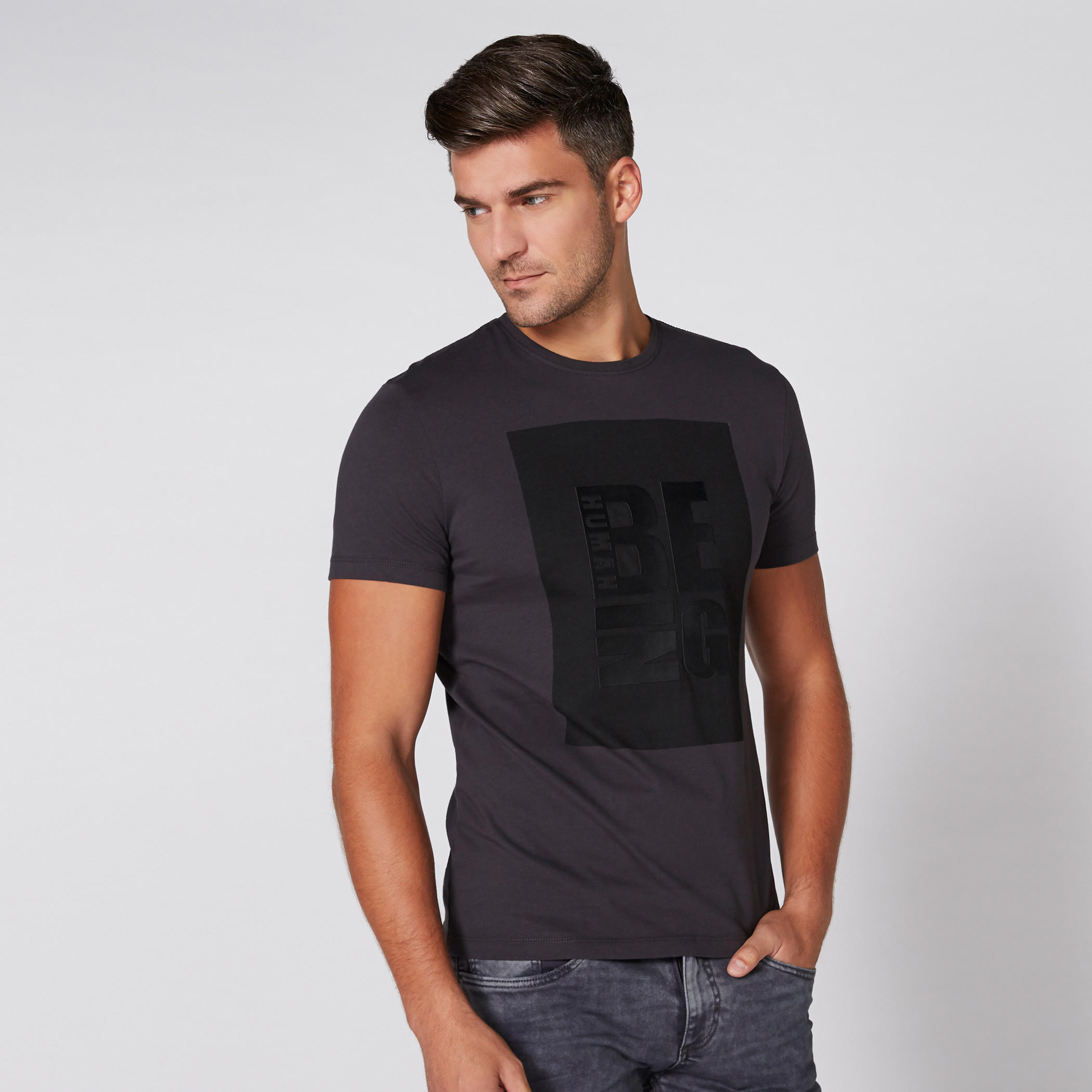 تيشيرت بياقة مستديرة وأكمام قصيرة مع طبعات بيينج هيومان-men-clothing-tshirtsandpolos-tshirts-image-1