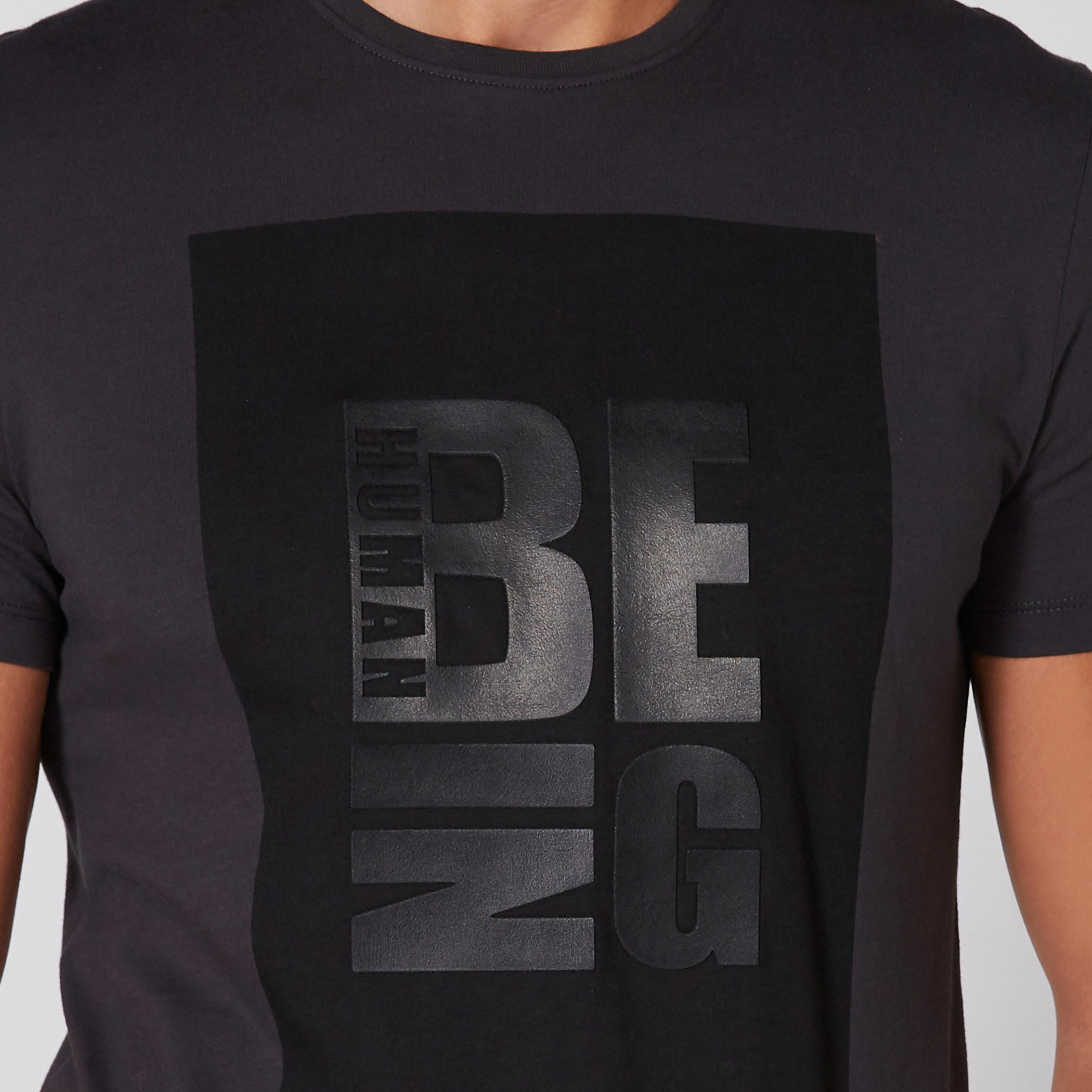 تيشيرت بياقة مستديرة وأكمام قصيرة مع طبعات بيينج هيومان-men-clothing-tshirtsandpolos-tshirts-image-3