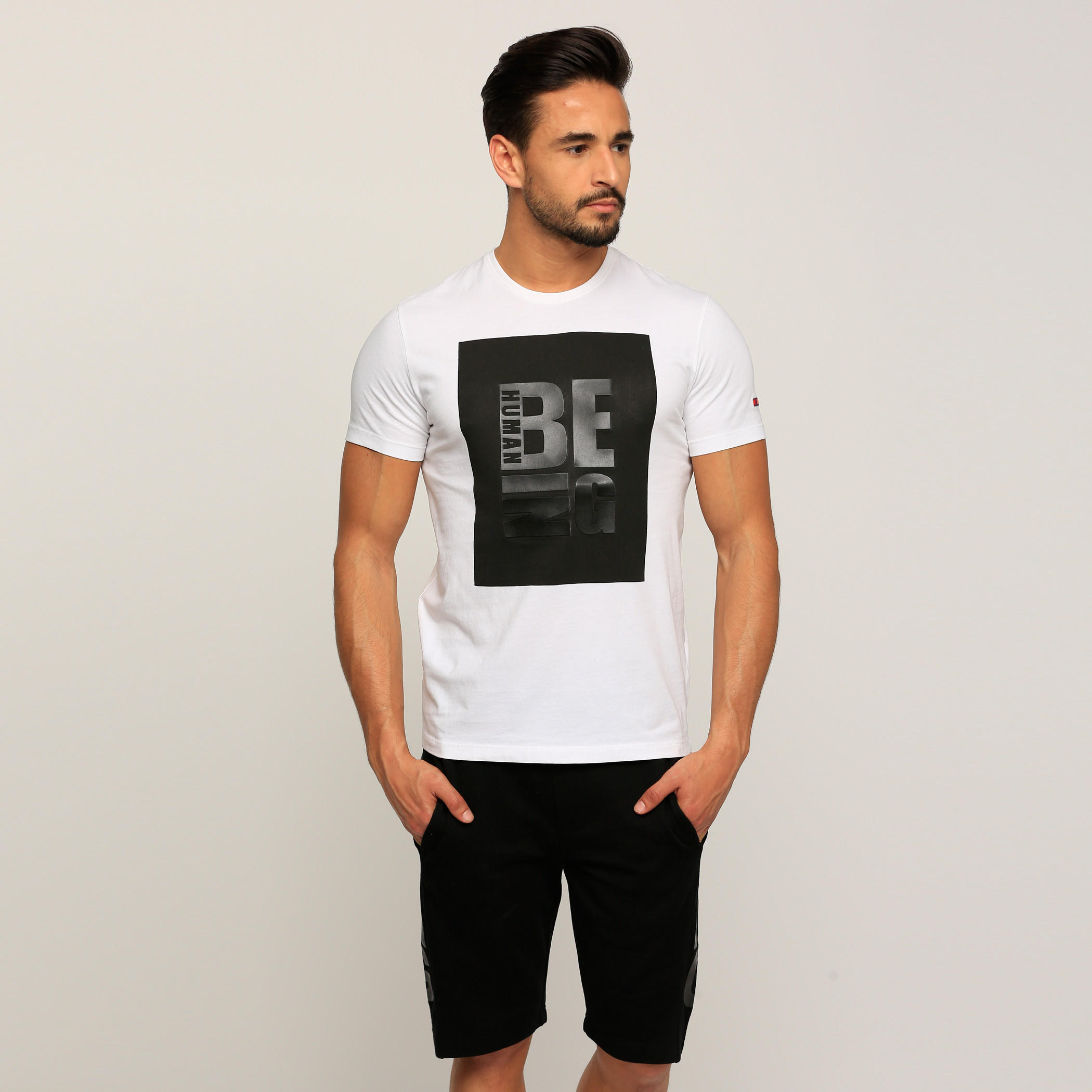 تيشيرت بياقة مستديرة وأكمام قصيرة مع طبعات بيينج هيومان-men-clothing-tshirtsandpolos-tshirts-image-1