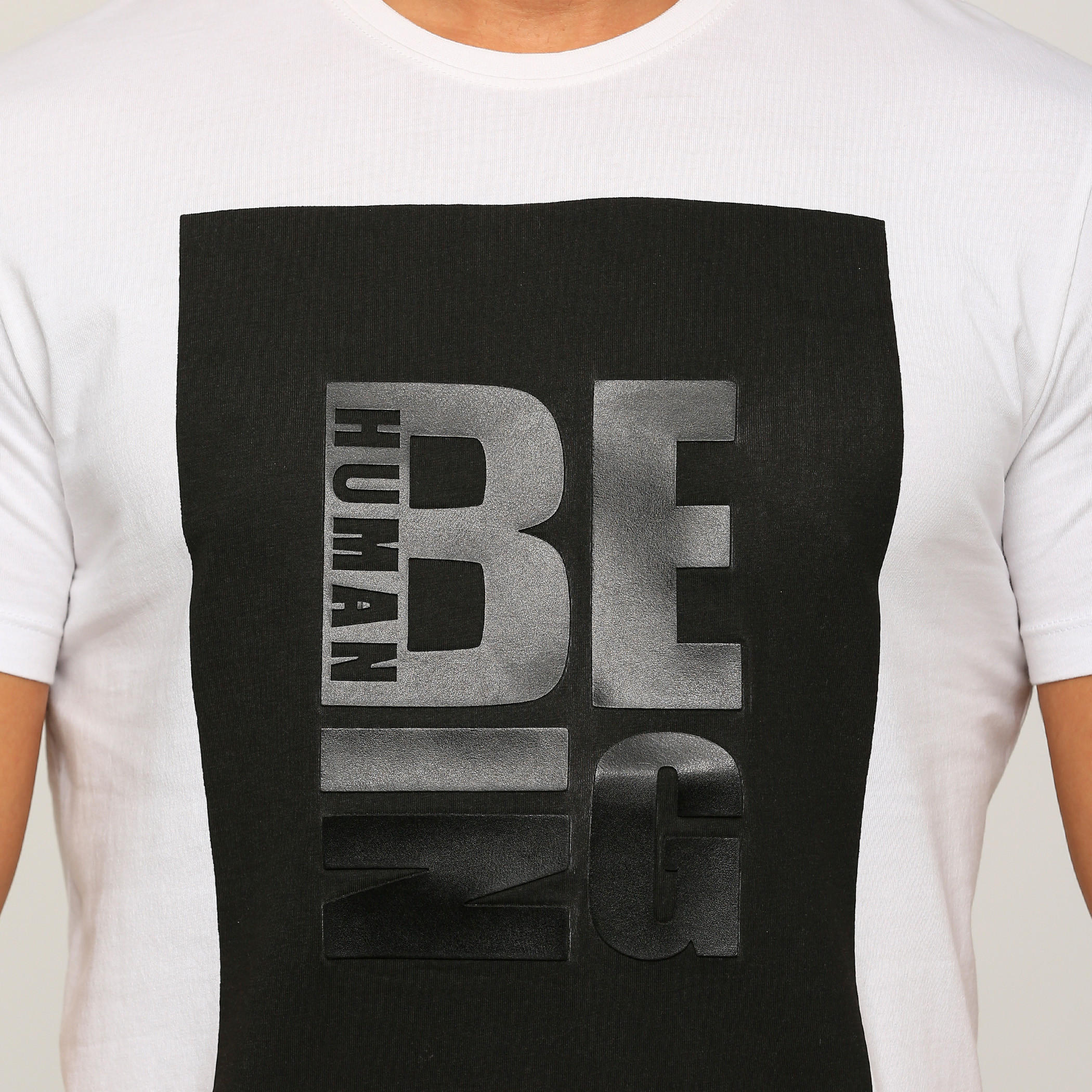 تيشيرت بياقة مستديرة وأكمام قصيرة مع طبعات بيينج هيومان-men-clothing-tshirtsandpolos-tshirts-image-4