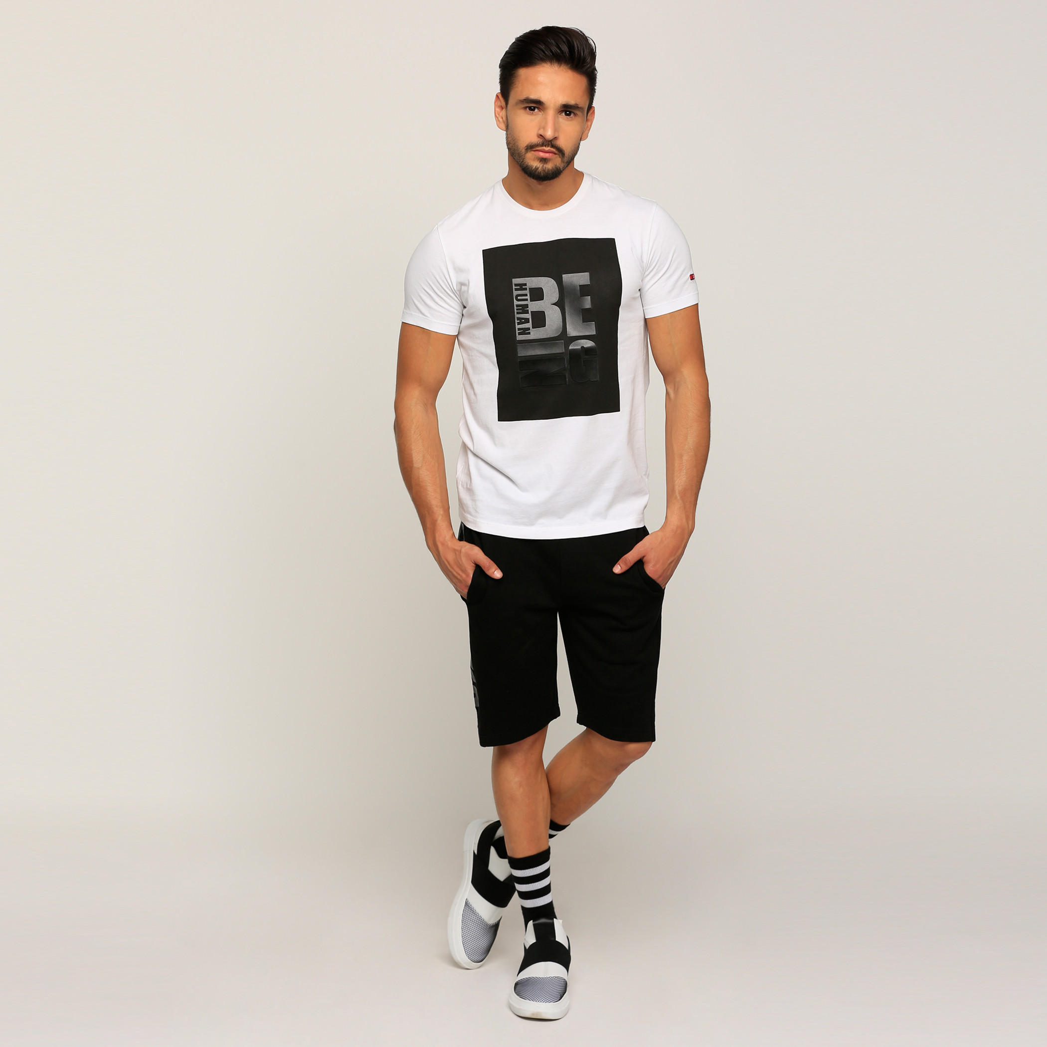 تيشيرت بياقة مستديرة وأكمام قصيرة مع طبعات بيينج هيومان-men-clothing-tshirtsandpolos-tshirts-image-5