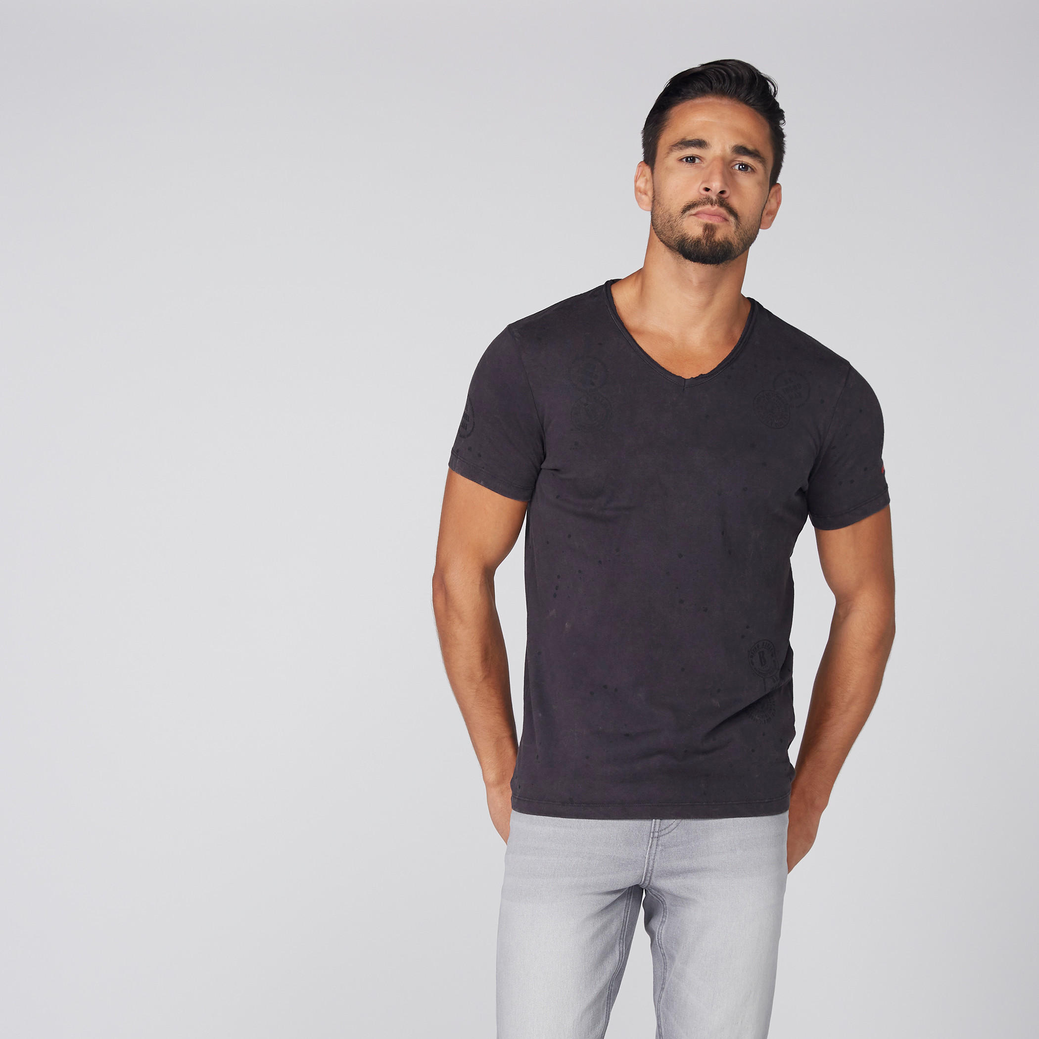 تيشيرت بياقة V وأكمام قصيرة من بيينج هيومان-men-clothing-tshirtsandpolos-tshirts-image-1
