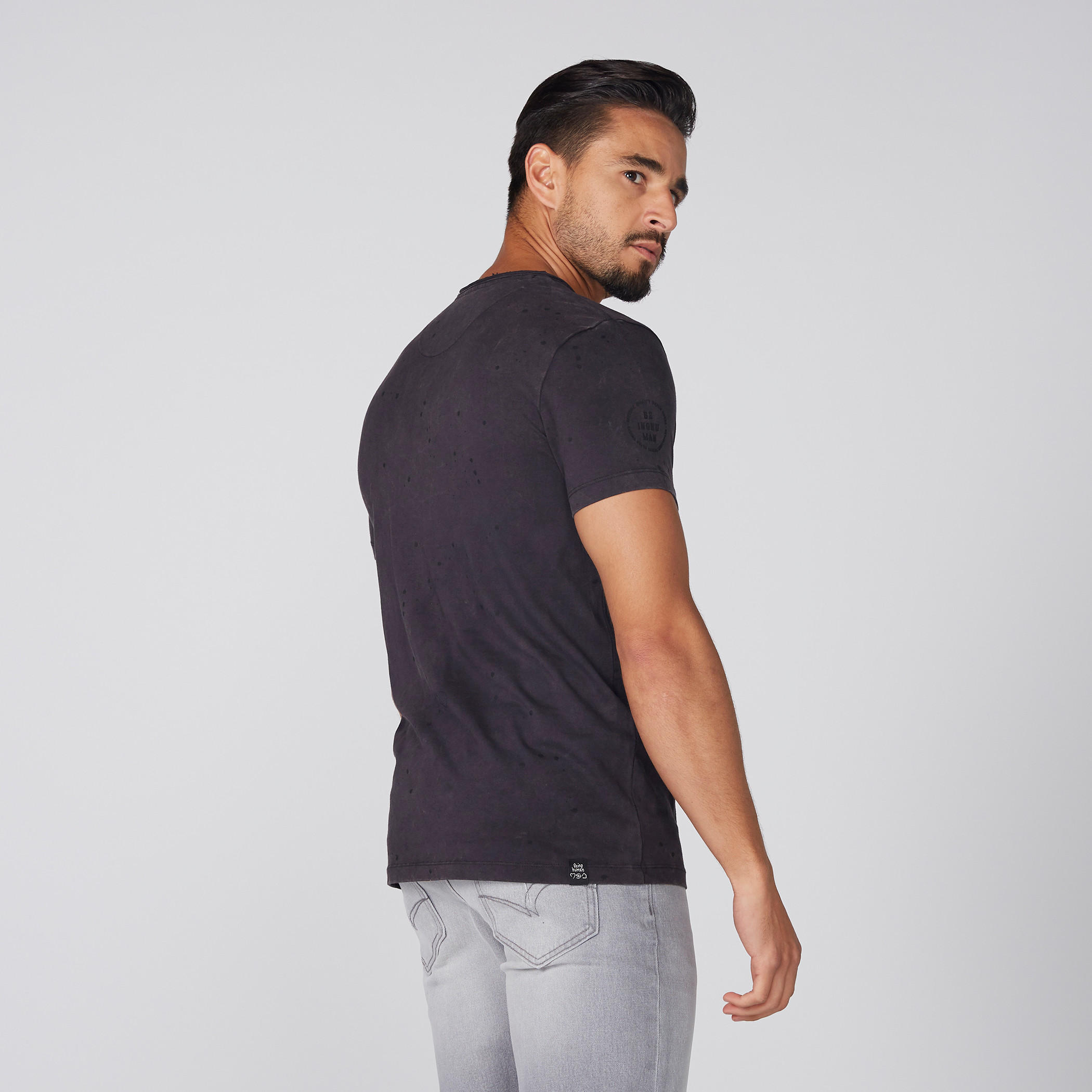 تيشيرت بياقة V وأكمام قصيرة من بيينج هيومان-men-clothing-tshirtsandpolos-tshirts-image-2