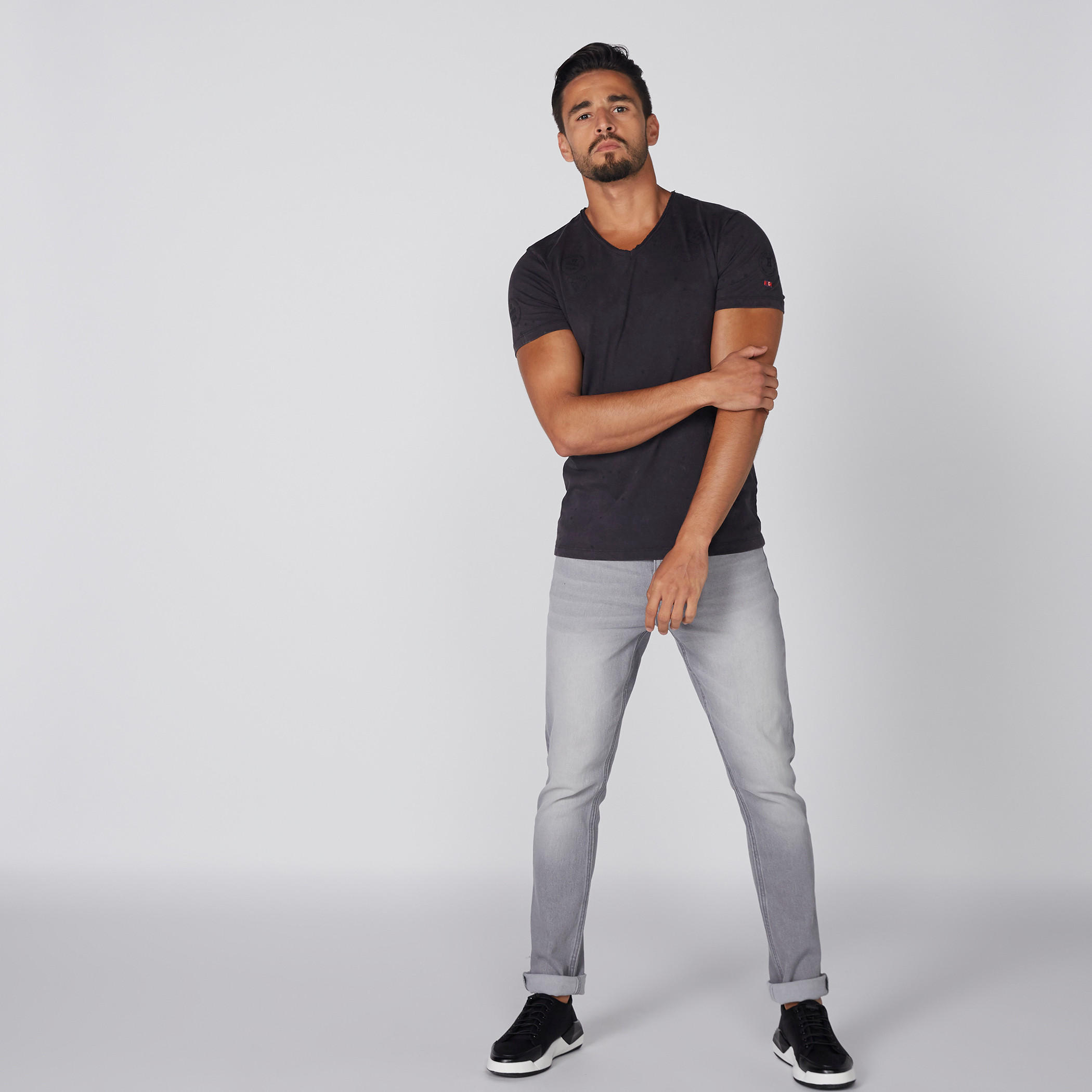 تيشيرت بياقة V وأكمام قصيرة من بيينج هيومان-men-clothing-tshirtsandpolos-tshirts-image-3