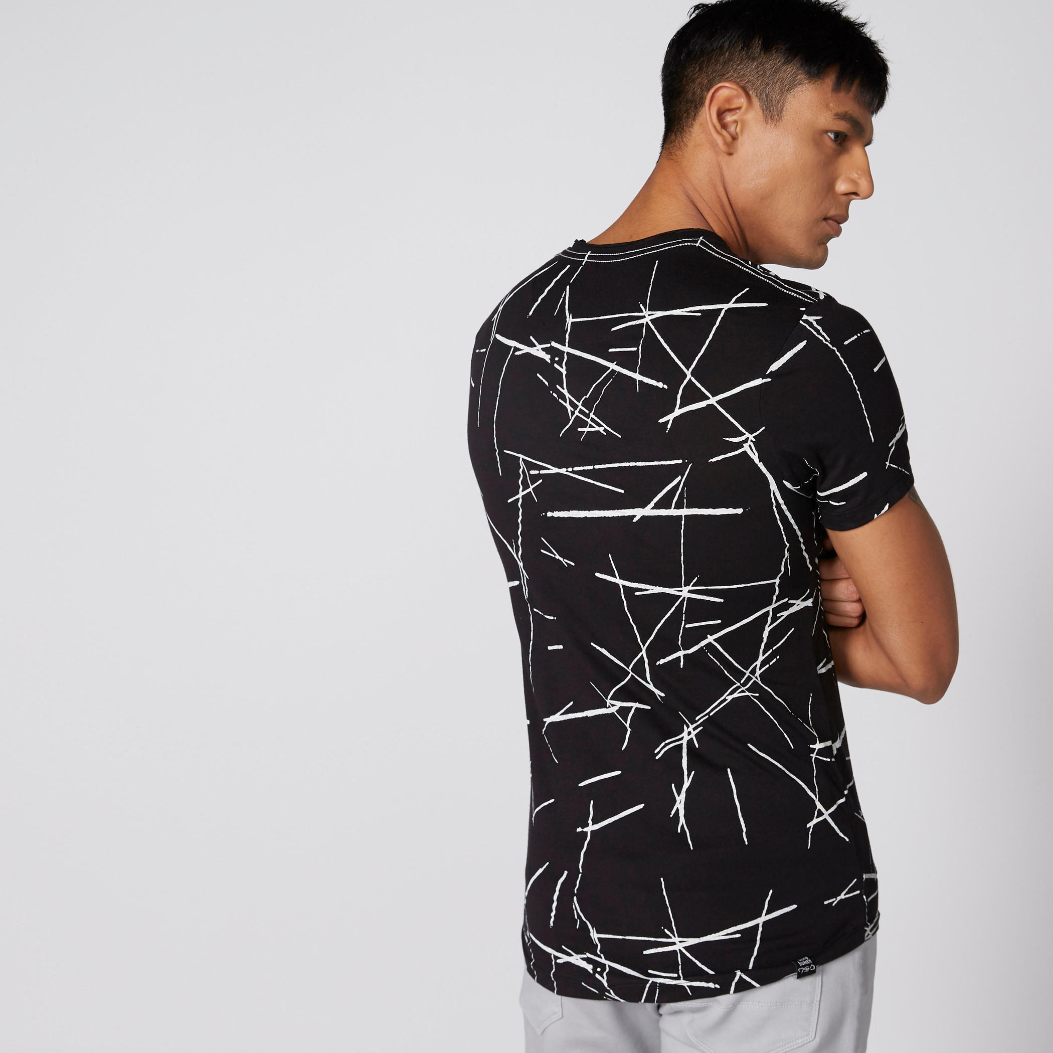 تيشيرت بياقة مستديرة وأكمام قصيرة وطبعات بيينج هيومان-men-clothing-tshirtsandpolos-tshirts-image-2