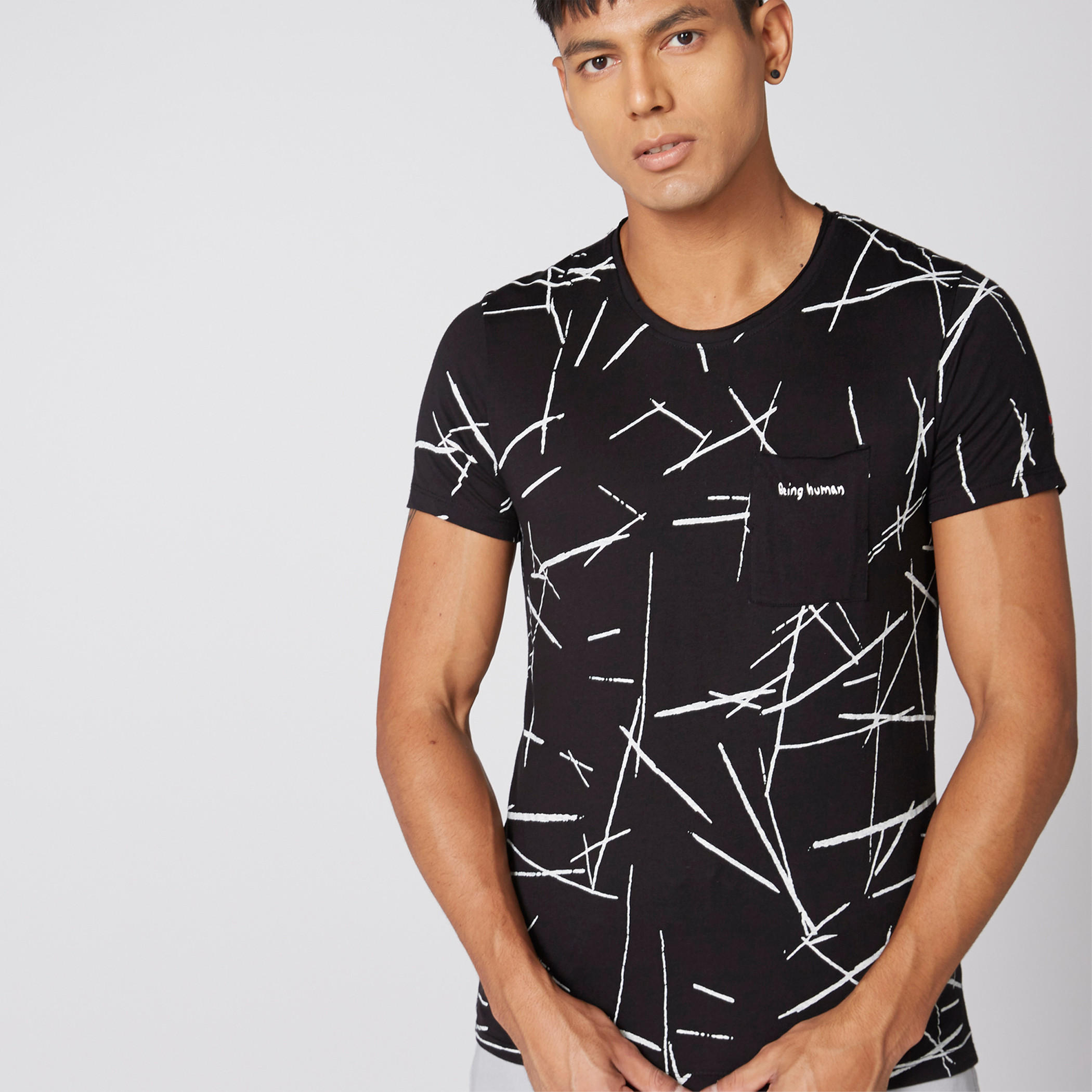 تيشيرت بياقة مستديرة وأكمام قصيرة وطبعات بيينج هيومان-men-clothing-tshirtsandpolos-tshirts-image-3