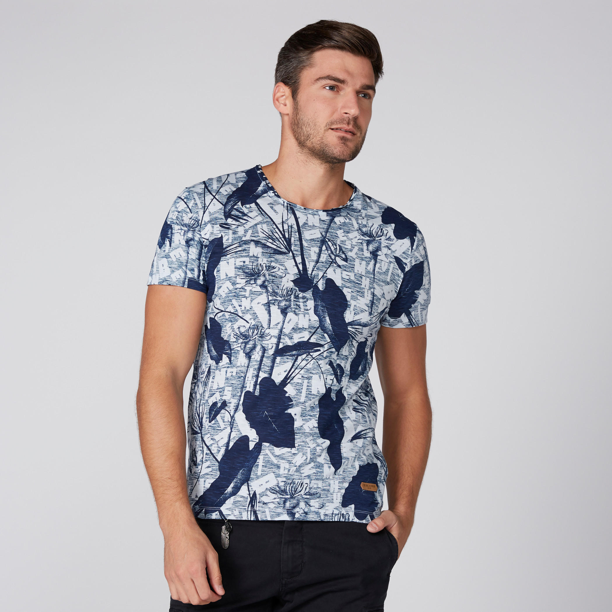 تيشيرت بياقة مستديرة وأكمام قصيرة وطبعات بيينج هيومان-men-clothing-tshirtsandpolos-tshirts-image-1